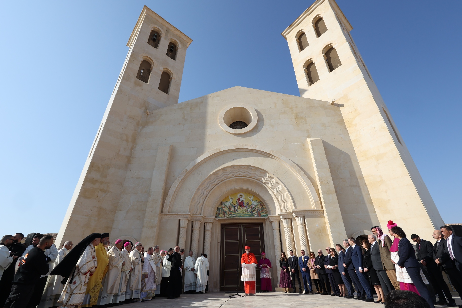 بحضور مندوب جلالة الملك، ومبعوث قداسة البابا..  الاحتفال بتدشين كنيسة معموديّة السيّد المسيح