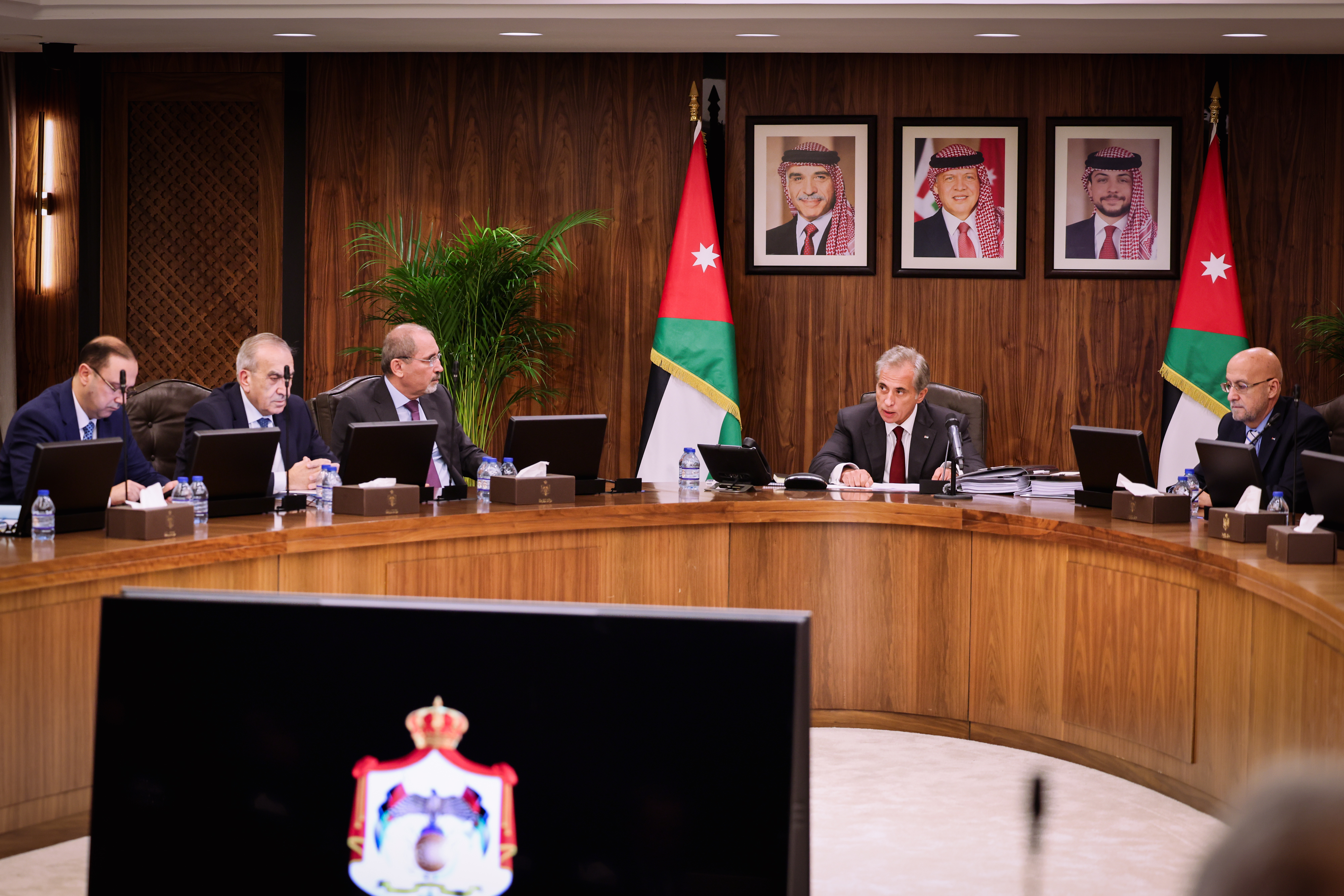 رئيس الوزراء يعرب عن تشرّف الحكومة بترؤس جلالة الملك جانبا من مجلس الوزراء ويؤكد التزام الحكومة بتنفيذ التوجيهات الملكية