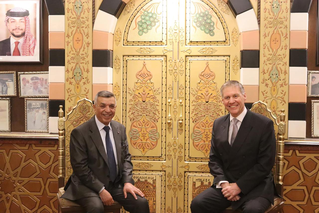 الرواجيح يستقبل السفير البريطاني في دار البلدية .