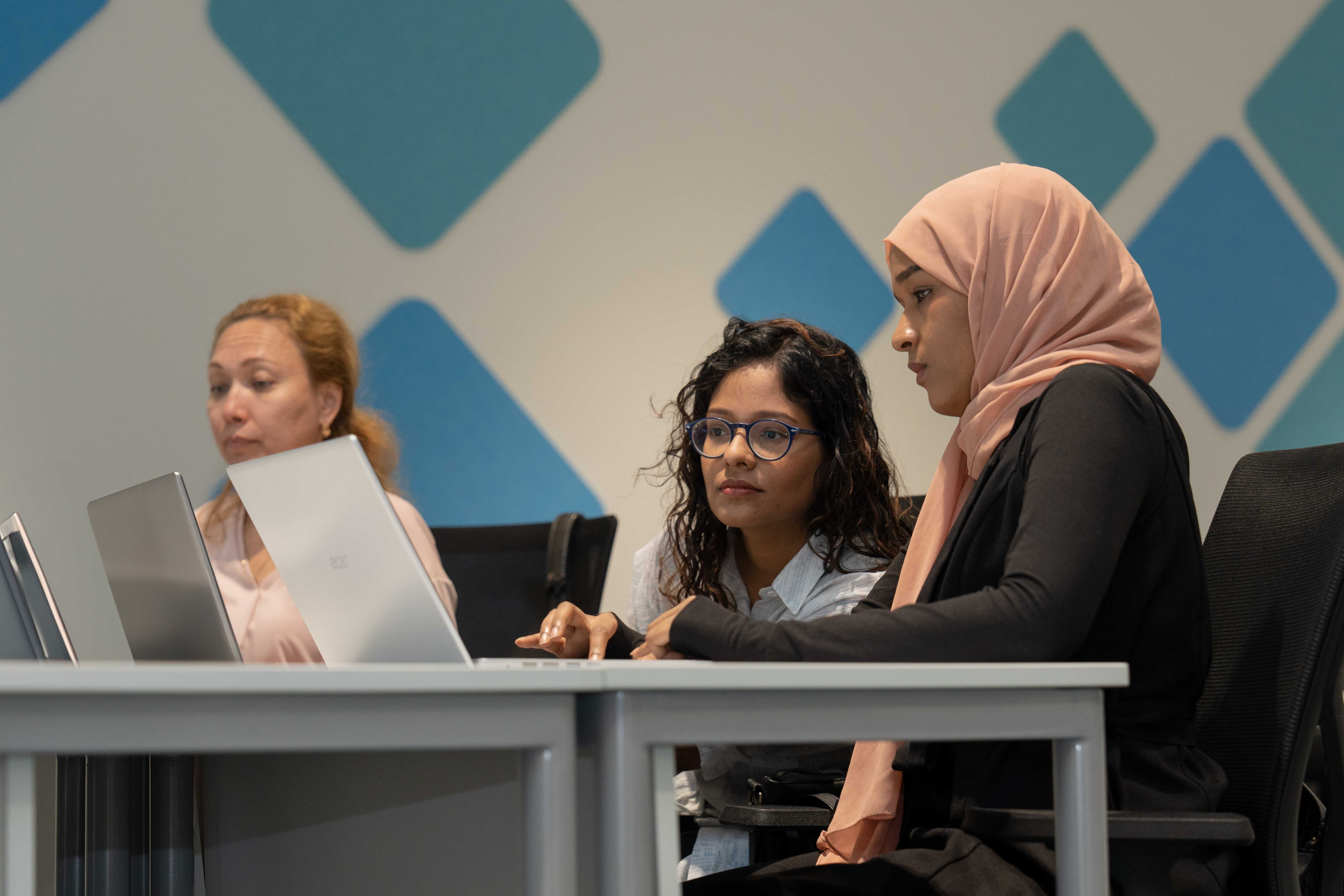 مفوضية الاعتماد الأكاديمي تعتمد برامج  أكاديمية الشارقة للتعليم في درجتي الدبلوم والماجستير باللغة  العربية