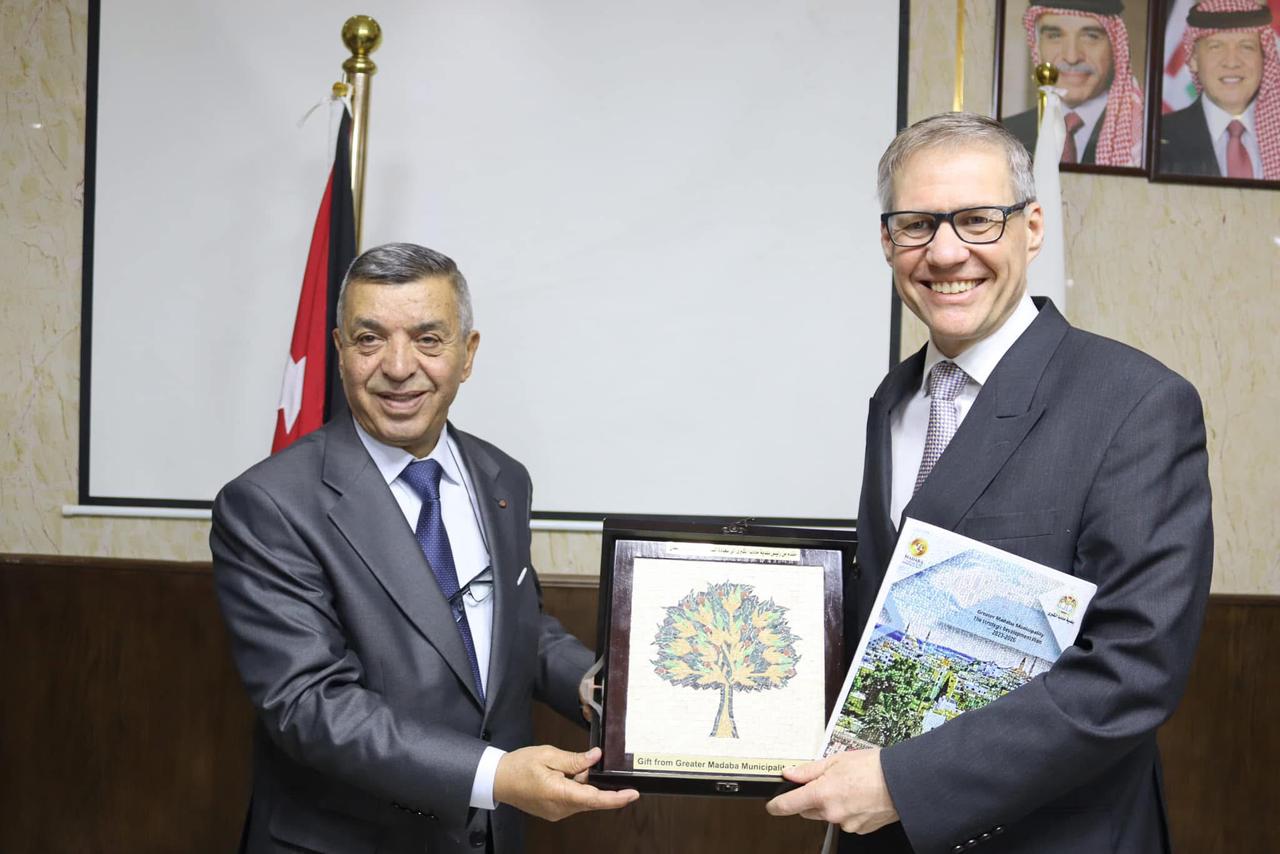 الرواجيح يستقبل السفير البريطاني في دار البلدية .