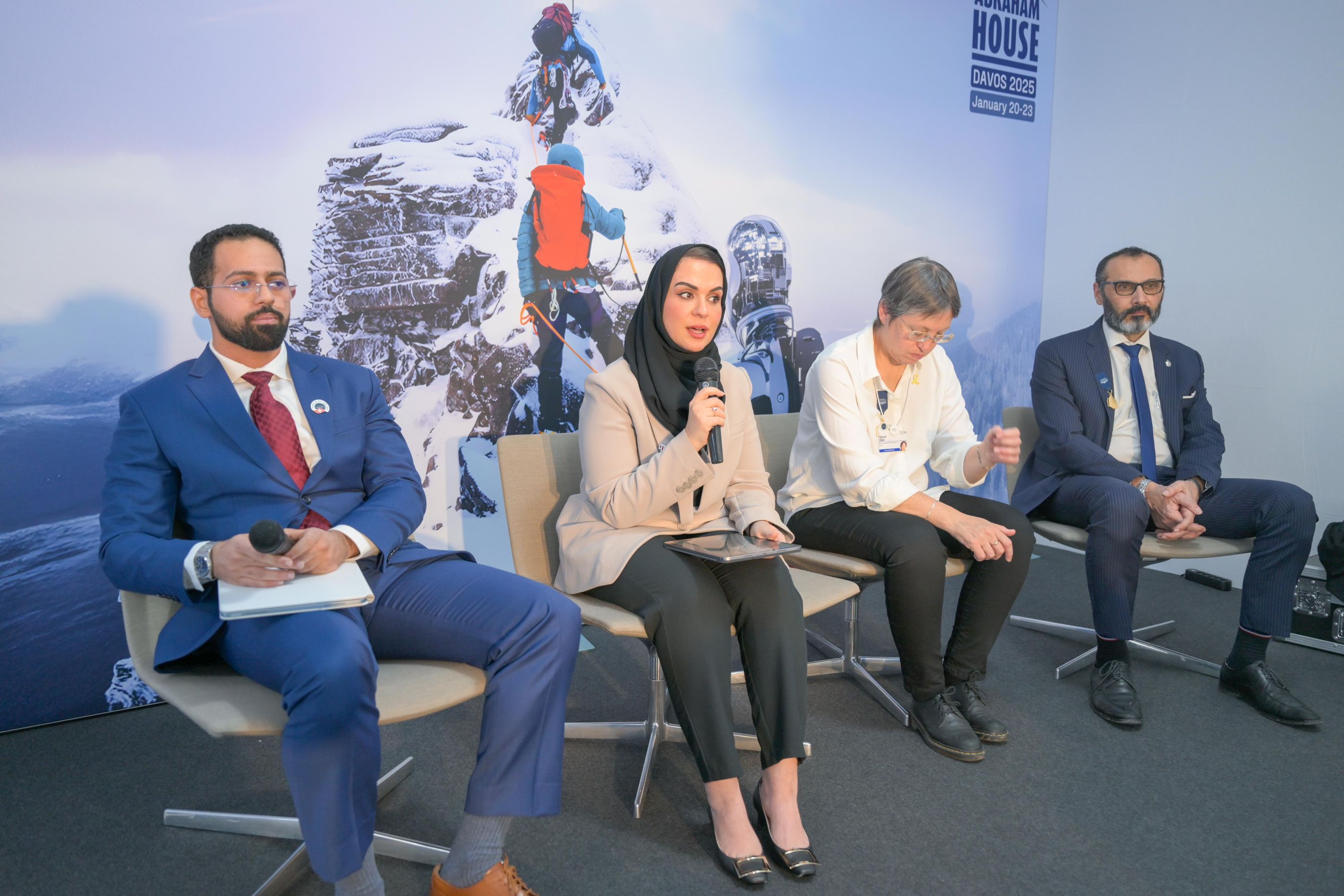 في دافوس 2025  تريندز يدشن مكتبه الافتراضي في جنيف ليكون الـ18 عالمياً ويطلق سلسلة اتجاهات الذكاء الاصطناعي في دافوس 