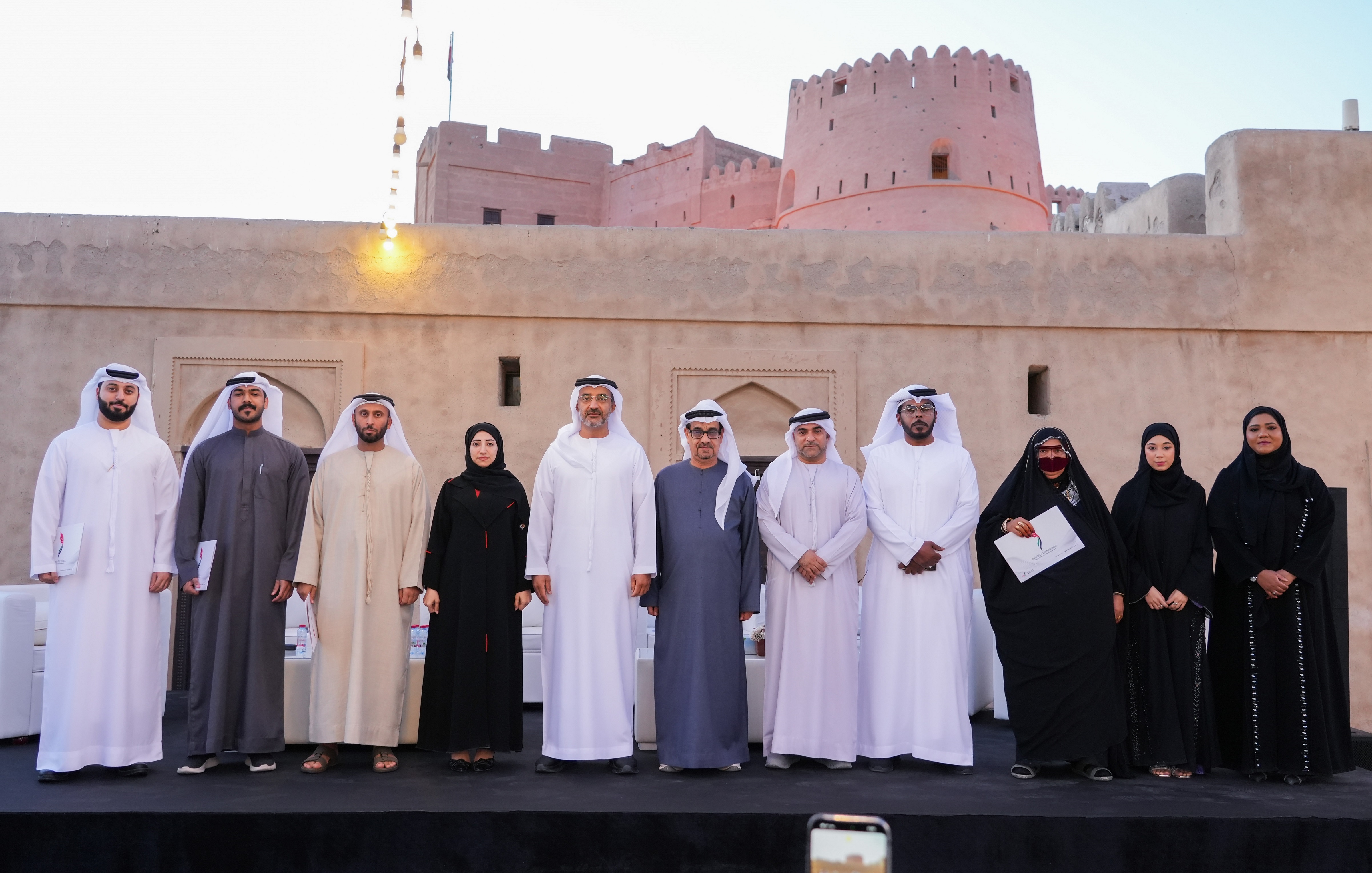مقهى الفجيرة الثقافي يناقش أهمية الحوار بين الأجيال