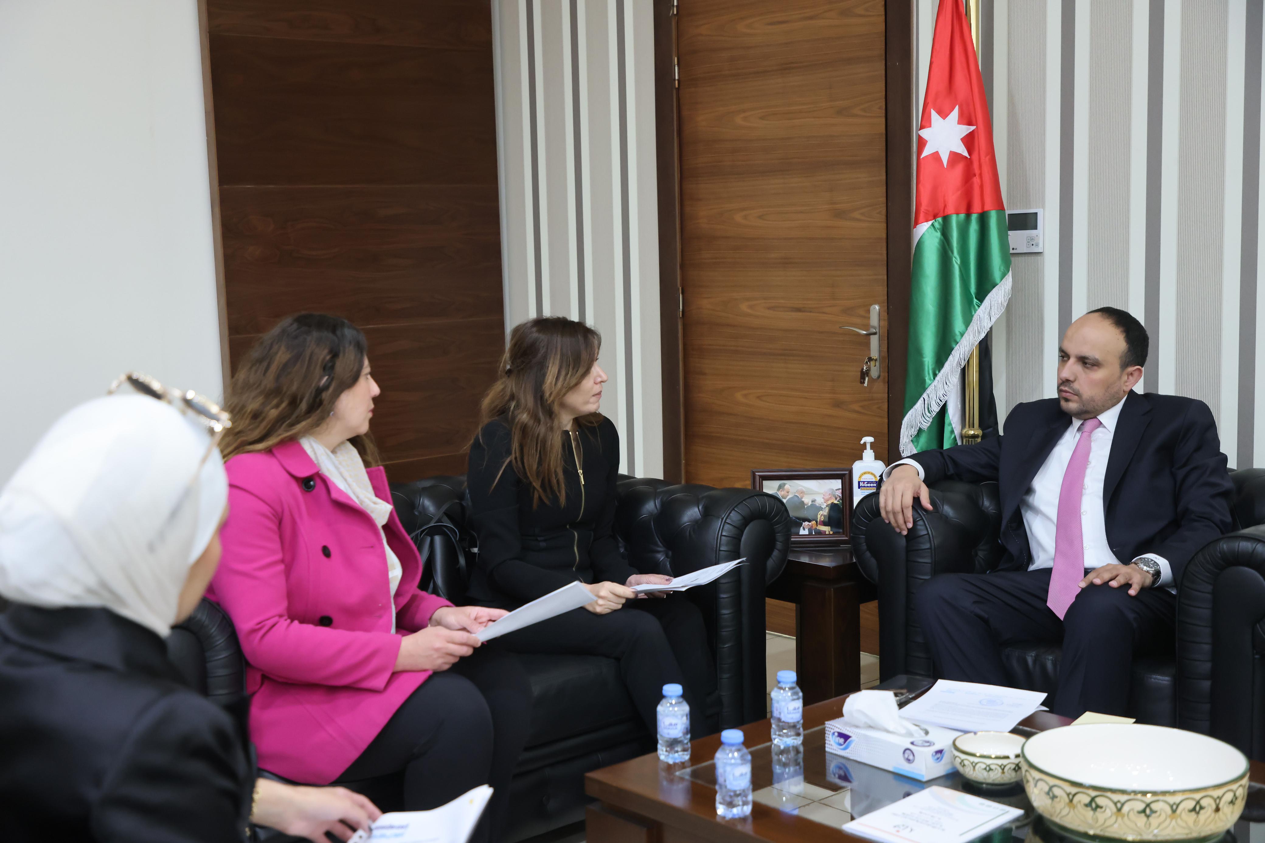وزير الشباب يبحث ومنظمة أميديست إقامة النسخة الثالثة من برنامج التأهيل الوظيفي للالتحاق بالقطاع الجوي