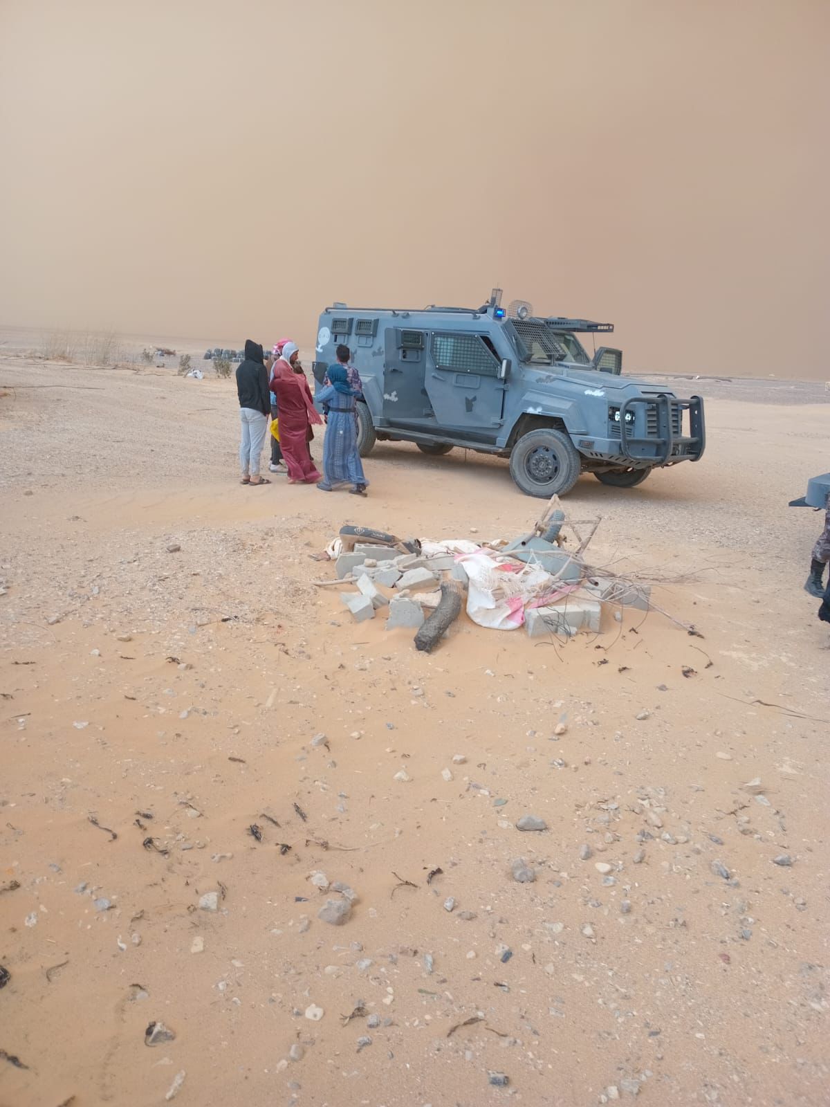 إخلاء عدد من مرتبات الأمن العام الذين حوصروا بسبب الغبار الكثيف في منطقة الجفر أثناء تأدية واجبهم