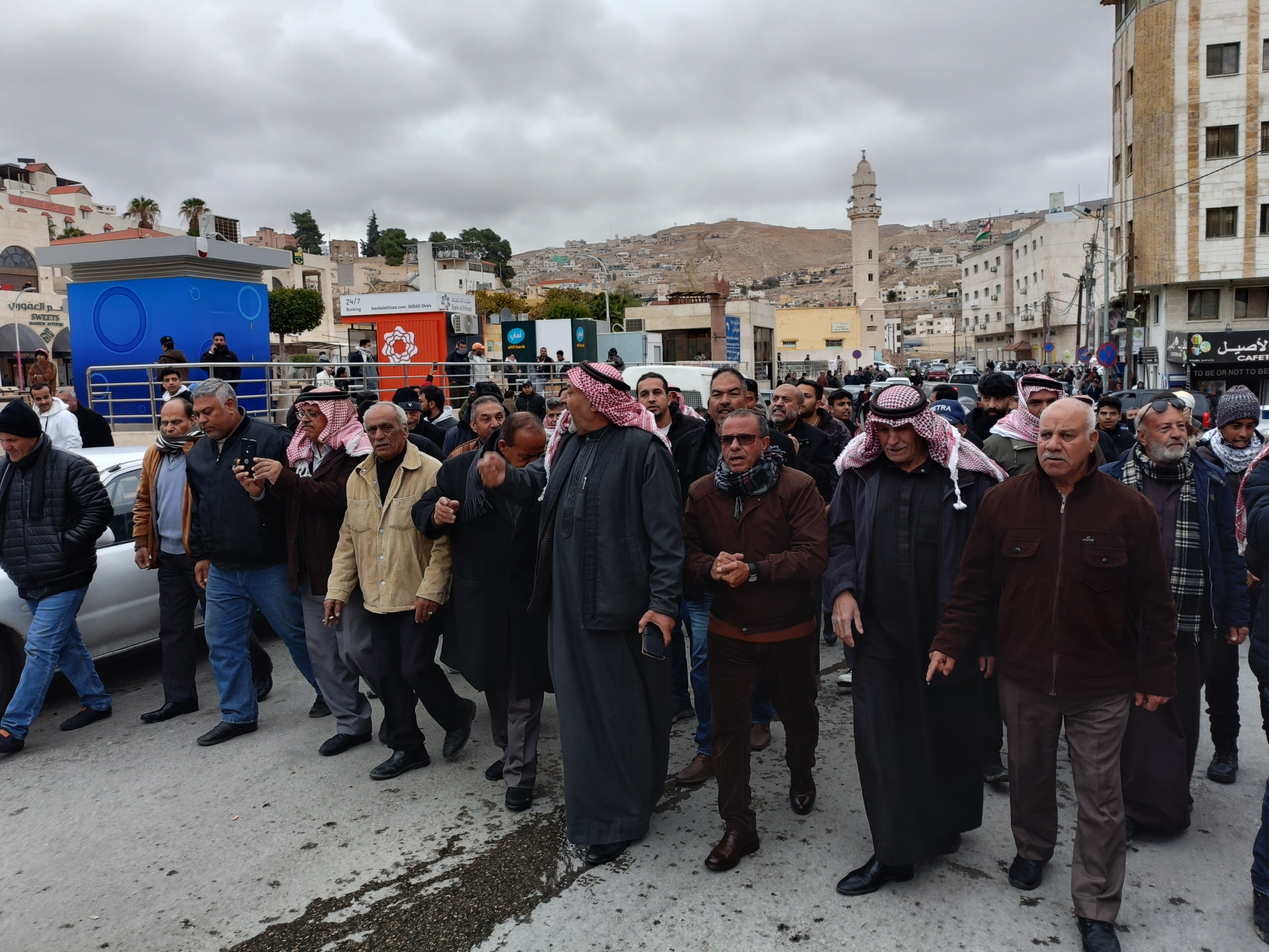  وقفة احتجاجية ومسيرة في وادي موسى رفضاً لتهجير الفلسطينيين 