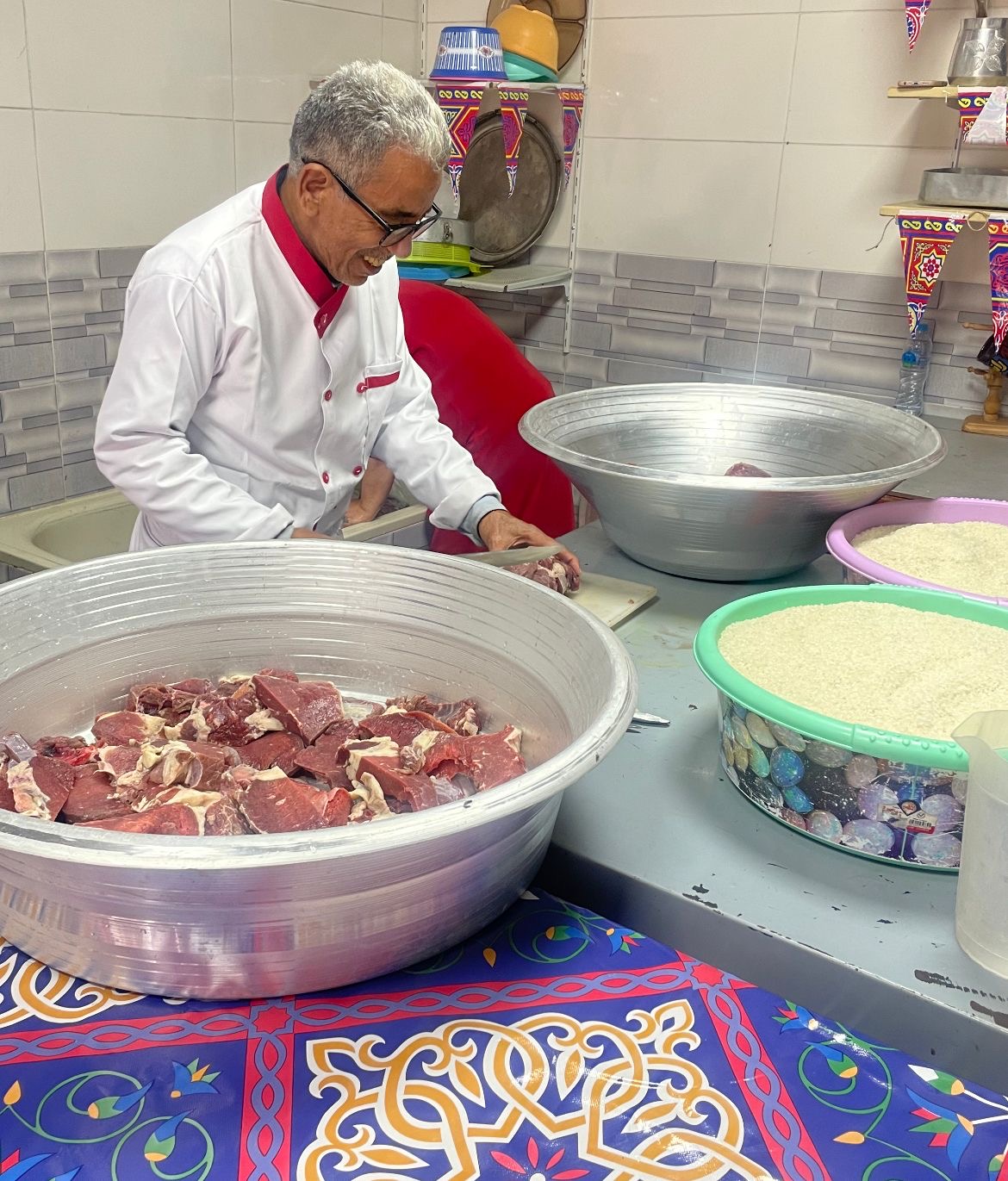 سفراء السعادة :مائدة إفطار وتوزيع ١٠٠٠وجبه يوميا  بشهر رمضان  