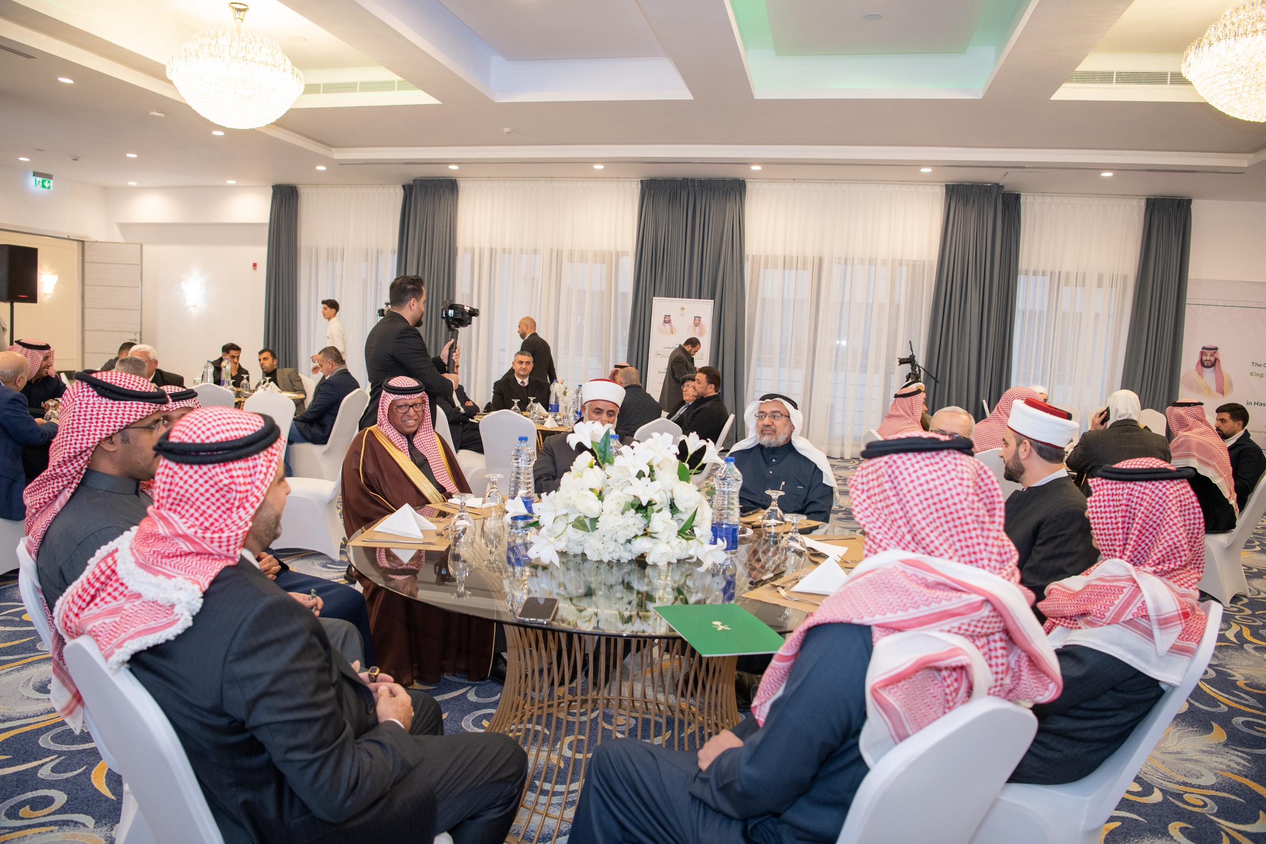 وزارة الشؤون الإسلامية السعودية تقيم حفلًا لتنفيذ برامج خادم الحرمين الشريفين لتفطير الصائمين وتوزيع التمور في الأردن*          