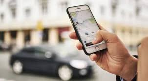 الحكومة تبحث الإطار التنظيمي لنقل الركاب عبر تطبيقات النقل الذكية