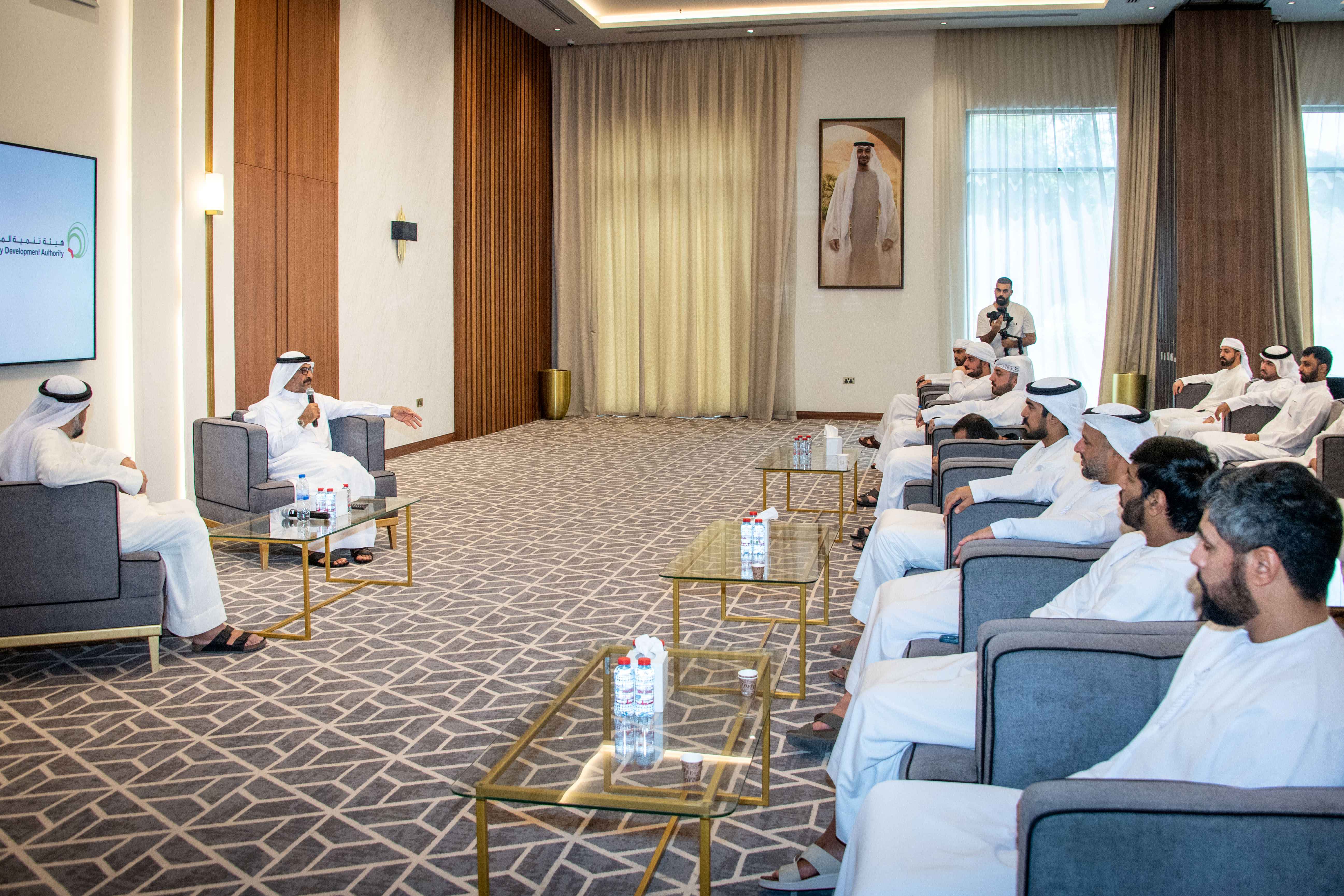 السنع في العلاقات الاجتماعية  محاضرة لمركز حمدان بن محمد لإحياء التراث في  مجلس الخوانيج