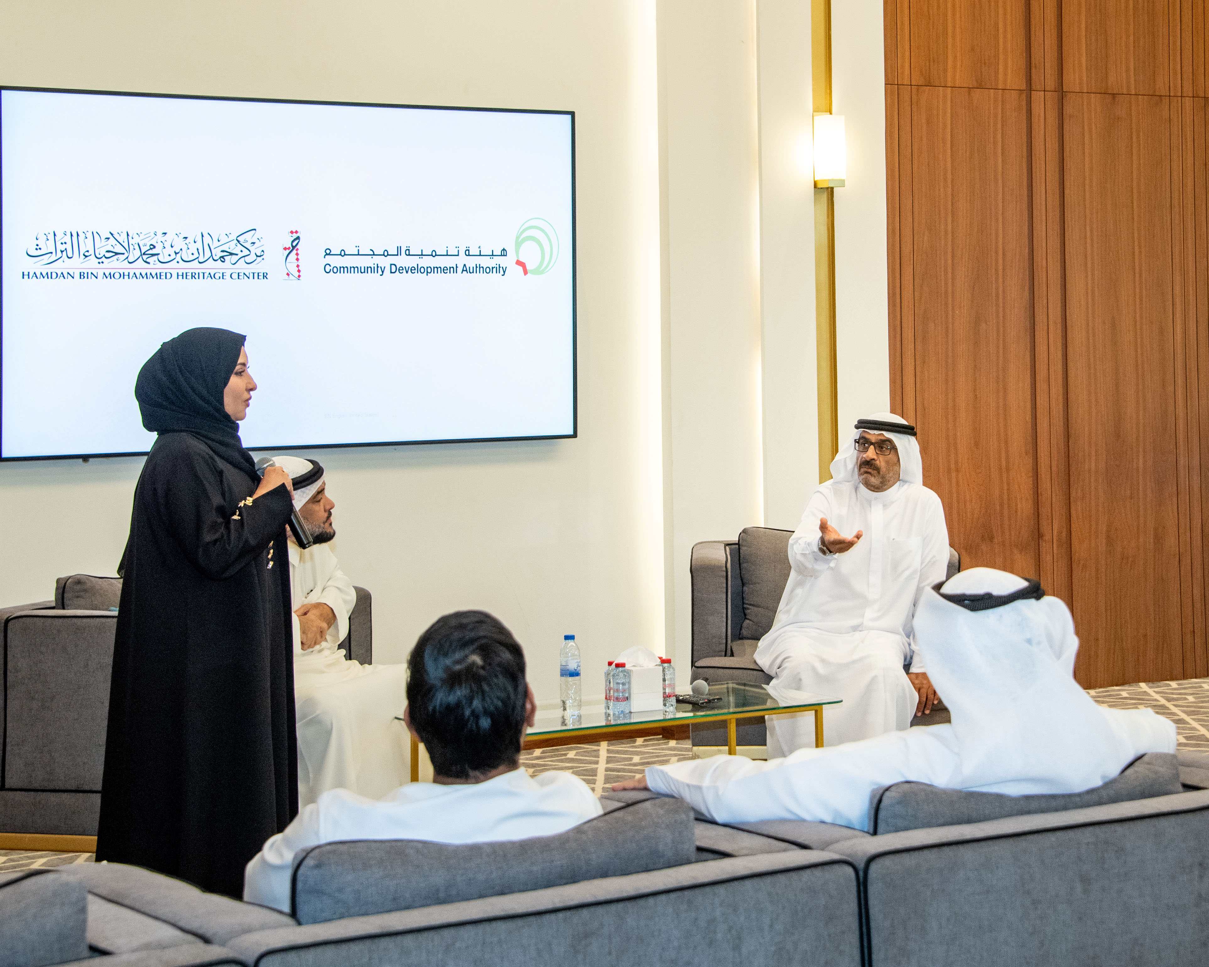 السنع في العلاقات الاجتماعية  محاضرة لمركز حمدان بن محمد لإحياء التراث في  مجلس الخوانيج