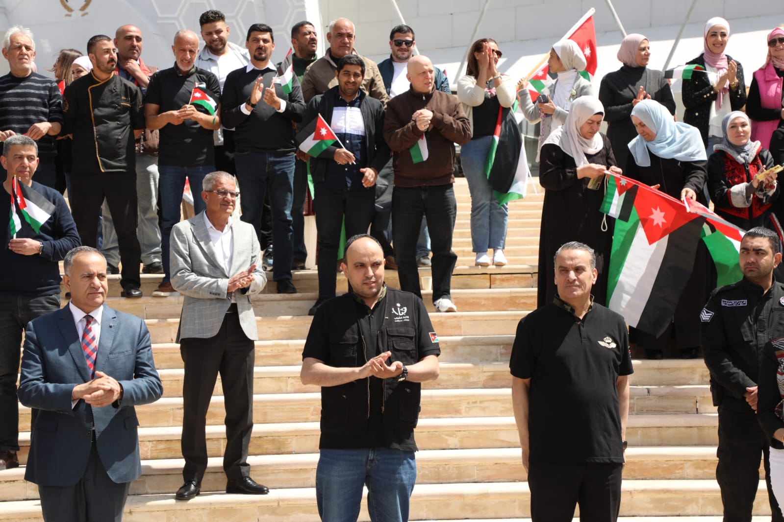 الأسرة الشبابية تحتفل بيوم العلم