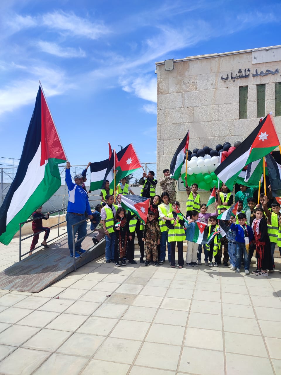 شباب الزرقاء يشاركون في احتفالات يوم العلم الأردني