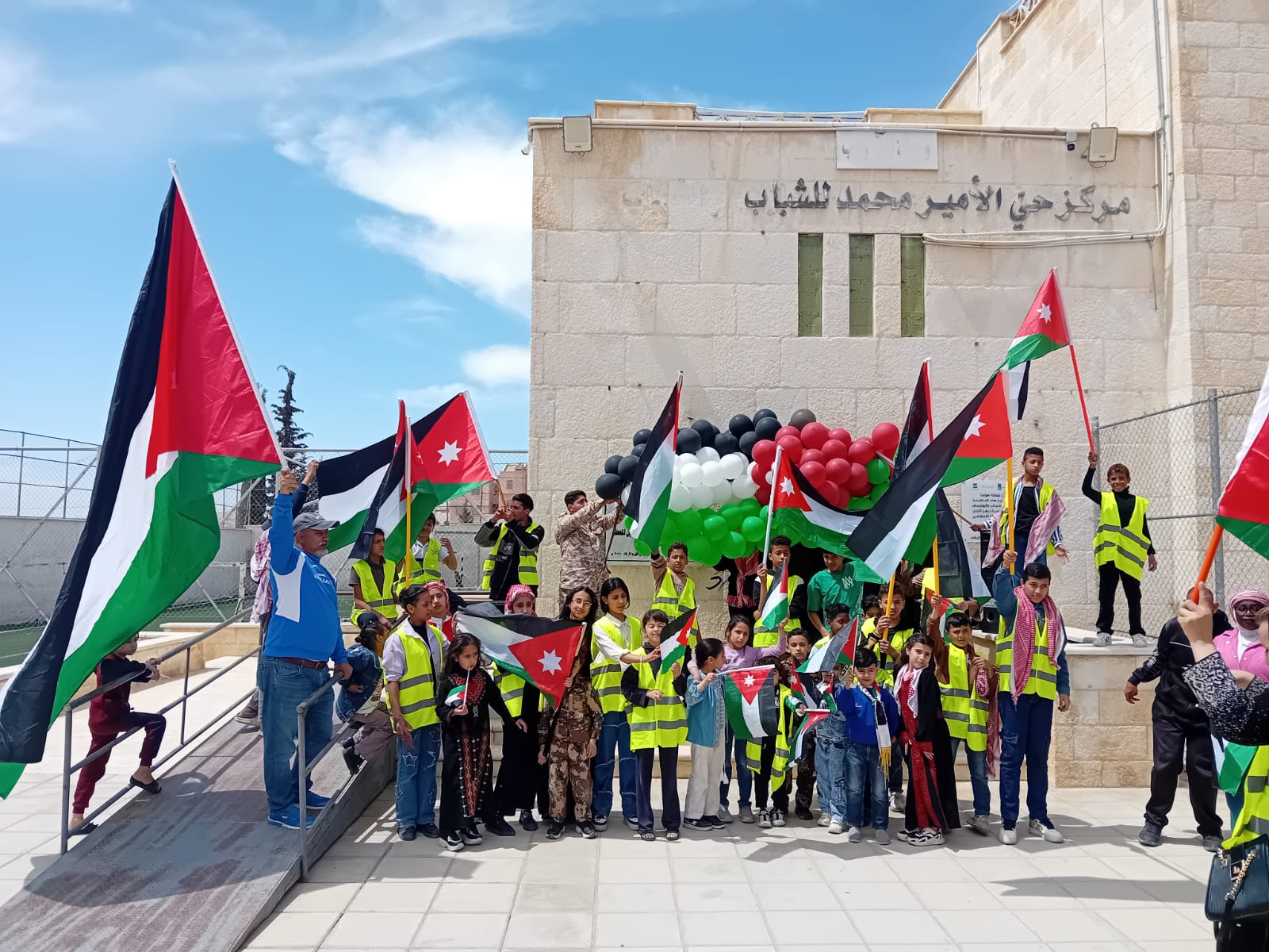 شباب الزرقاء يشاركون في احتفالات يوم العلم الأردني