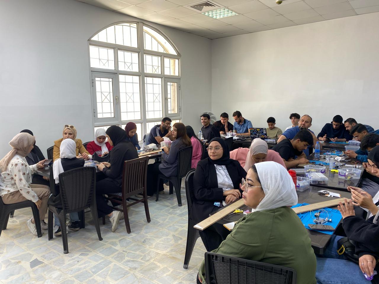 اختتام فعاليات معسكر التصنيع الرقمي والذكاء الاصطناعي في مدينة الأمير محمد للشباب 