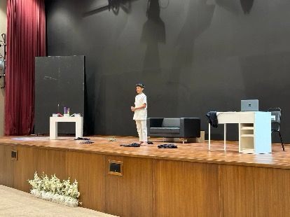 “خطوة” عرض مسرحي أذهل وأضحك الجمهور ضمن فعاليات مهرجان المونودراما المدرسي