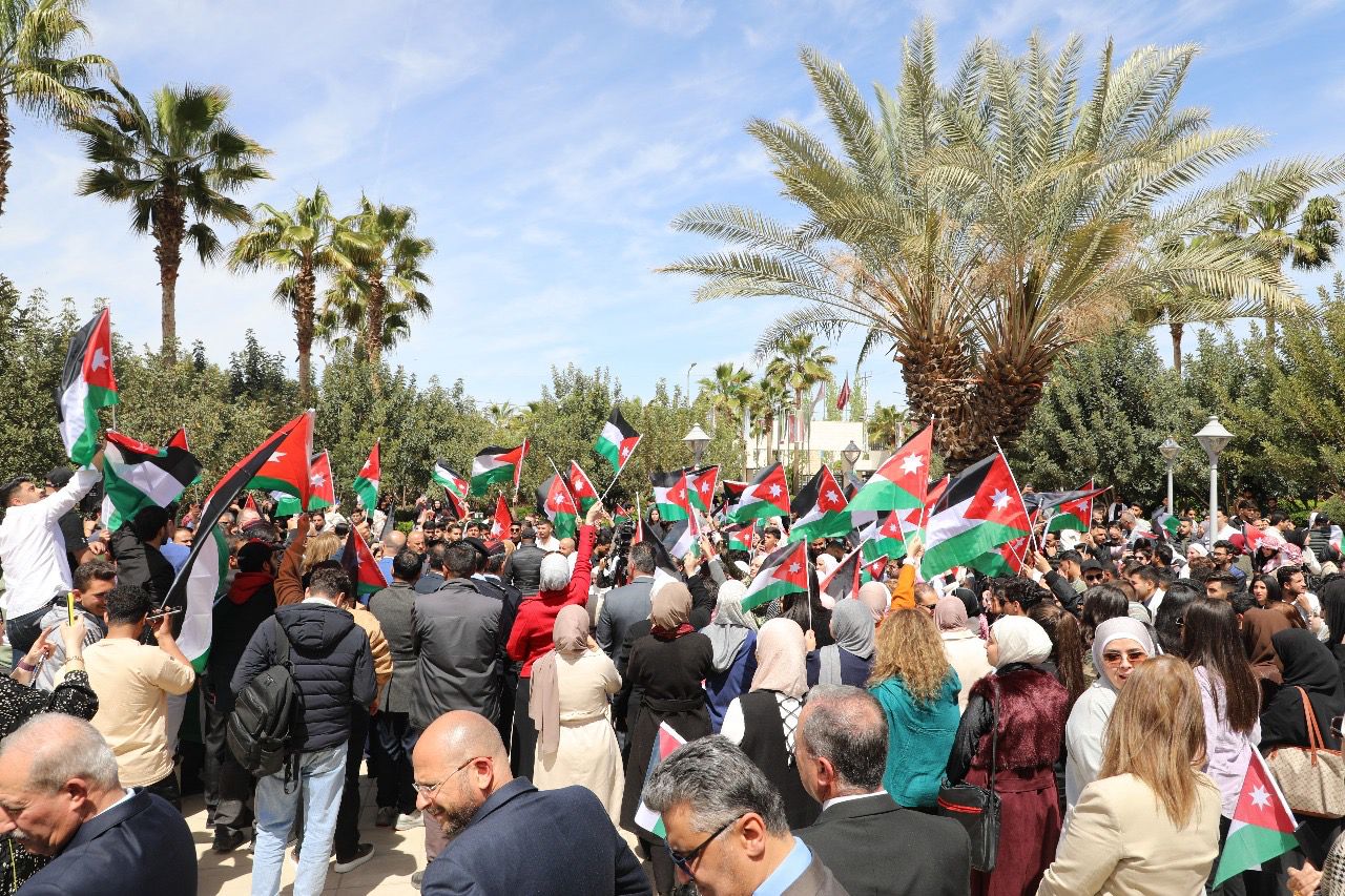 بالتزامن مع يوم العلم... مسيرة في الشرق الأوسط نصرةً للوطن ورفضًا للمؤامرات العابثة بأمن البلاد  