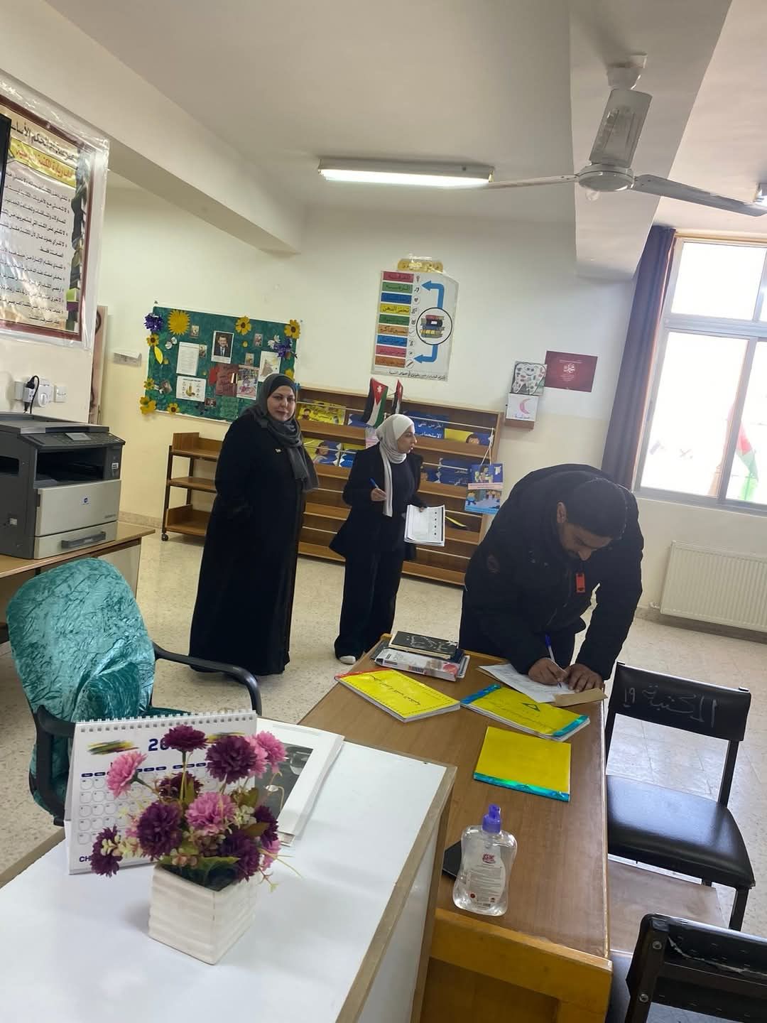 الحباشنة يتابع مشروع اقرأ لدعم مكتبات المدارس الأساسية مع فريق المكتبات التابع لمؤسسة الملكة رانيا في مدارس معان