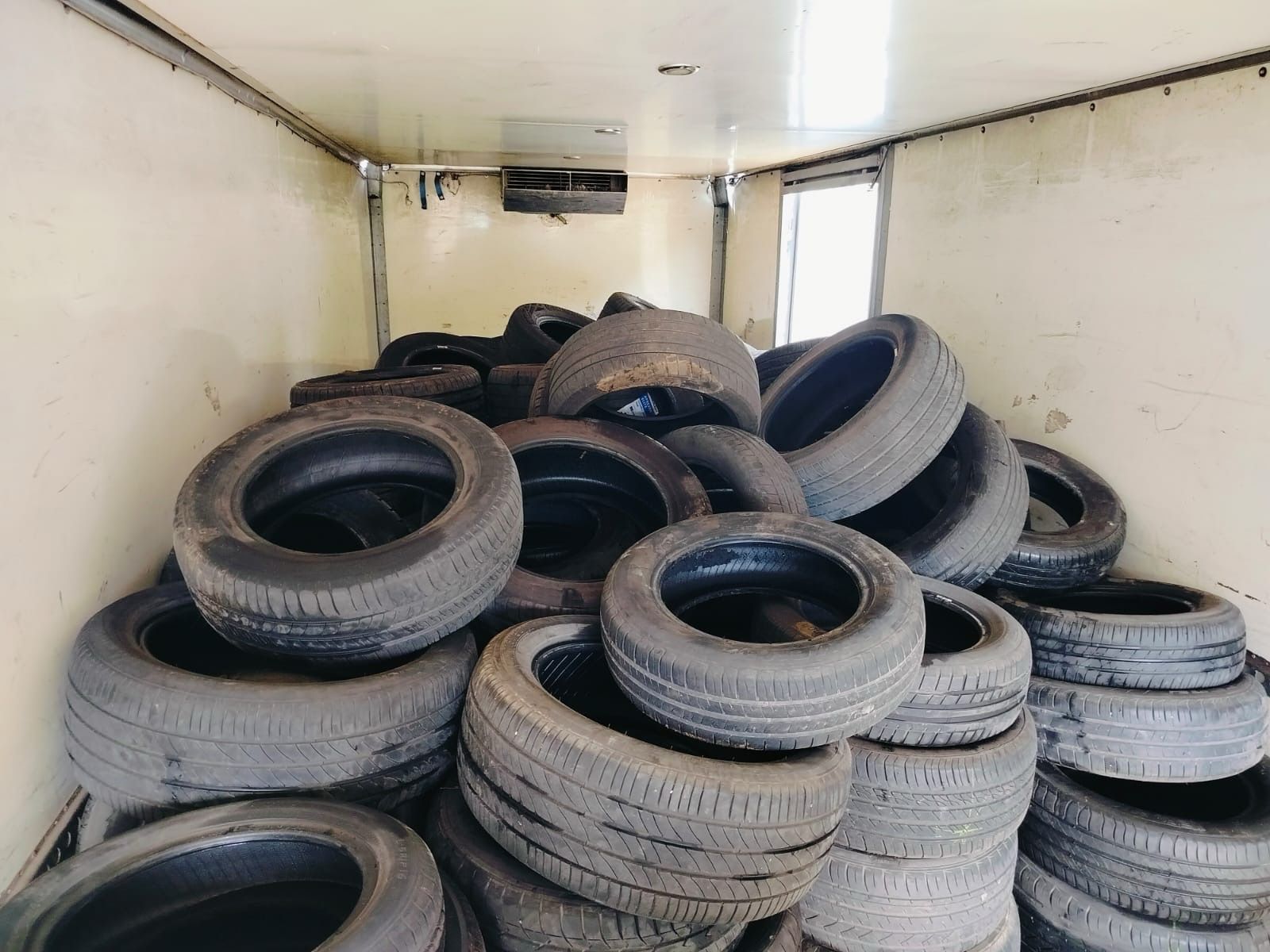 قلقيلية : إرجاع شاحنة إسرائيلية محملة بإطارات سيارات مستعملة إلى الداخل المحتل