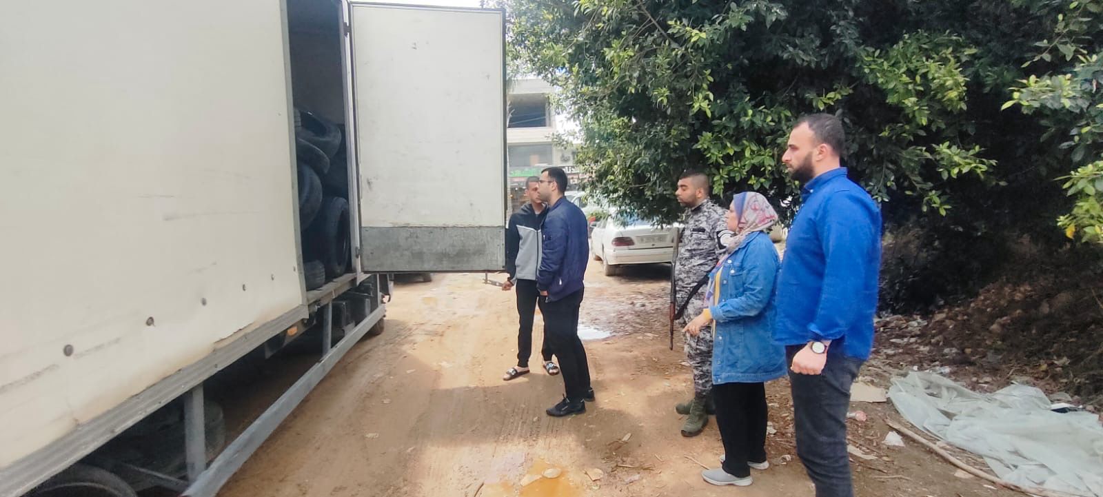 قلقيلية : إرجاع شاحنة إسرائيلية محملة بإطارات سيارات مستعملة إلى الداخل المحتل