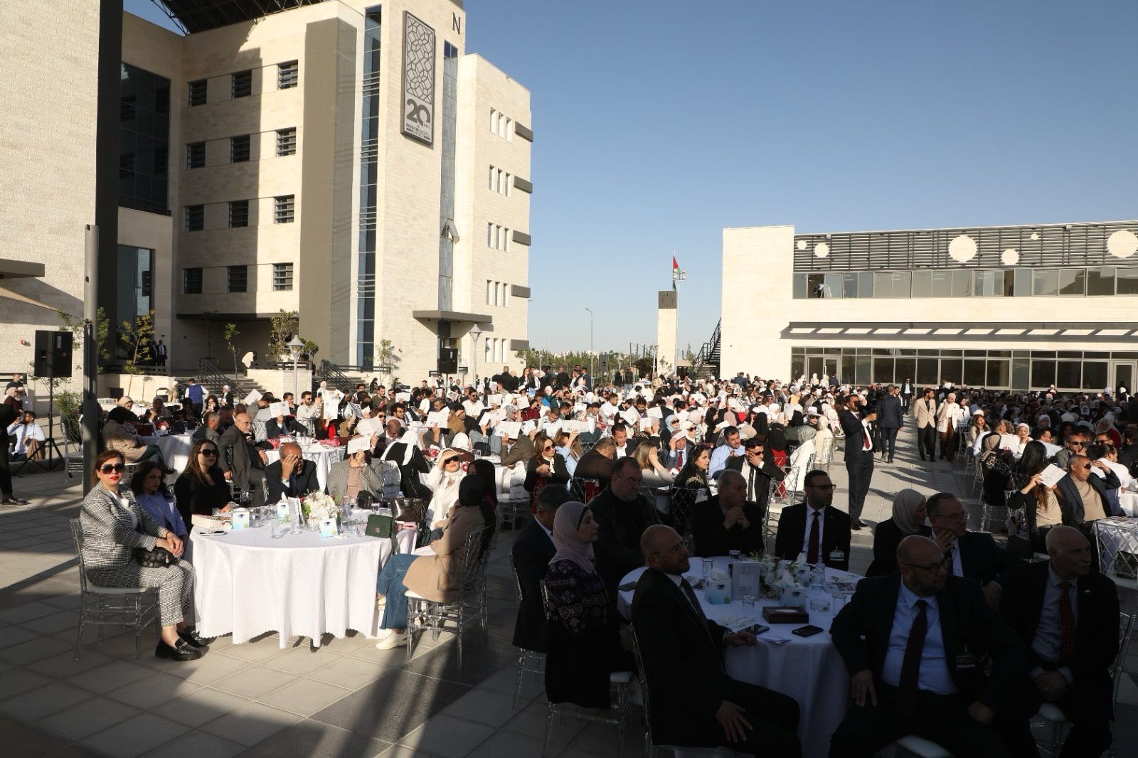 أكثر من 1300 خرّيج وخريجة يبدون إعجابهم لما بدت عليه الشرق الأوسط في ملتقاهم الأول  
