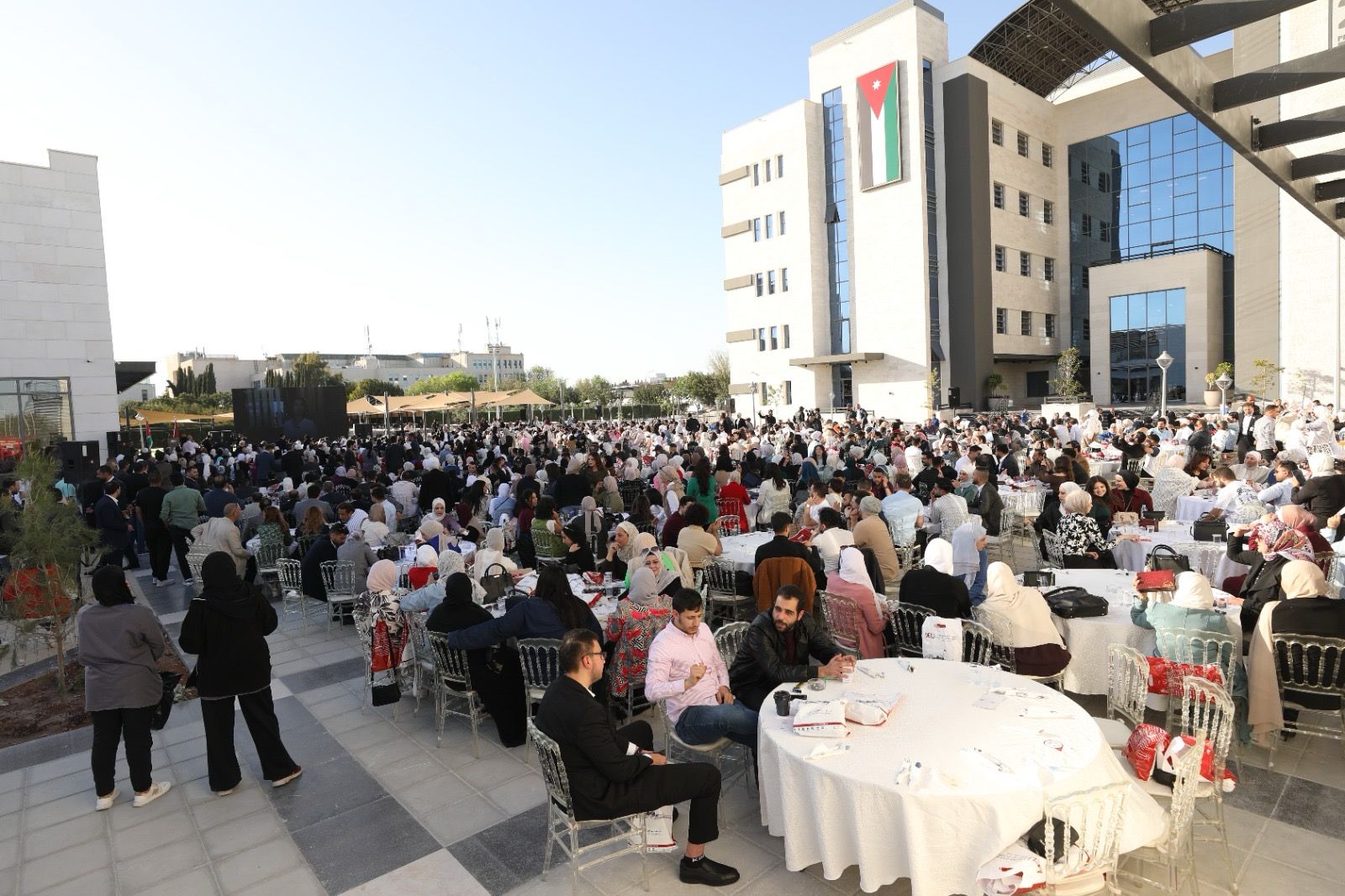 أكثر من 1300 خرّيج وخريجة يبدون إعجابهم لما بدت عليه الشرق الأوسط في ملتقاهم الأول  