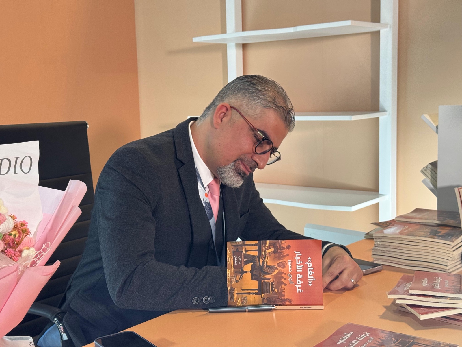 كتاب ألغام غرفة الأخبار لـ آلجي حسين ألغام غرفة الأخبار.. كتاب إعلامي مثير للصحفي آلجي حسين