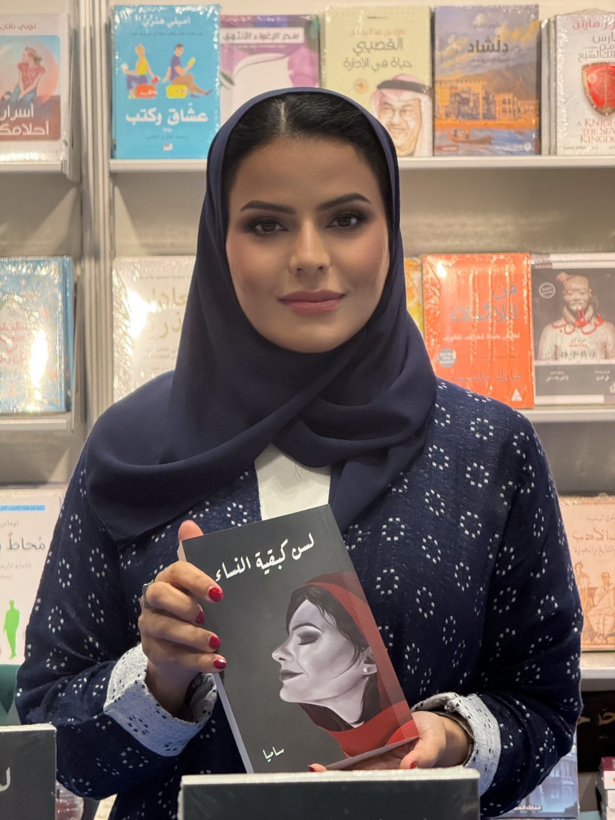 الكاتبة السعودية سامية الحربي توقع لسن كبقية النساء في معرض أبوظبي للكتاب