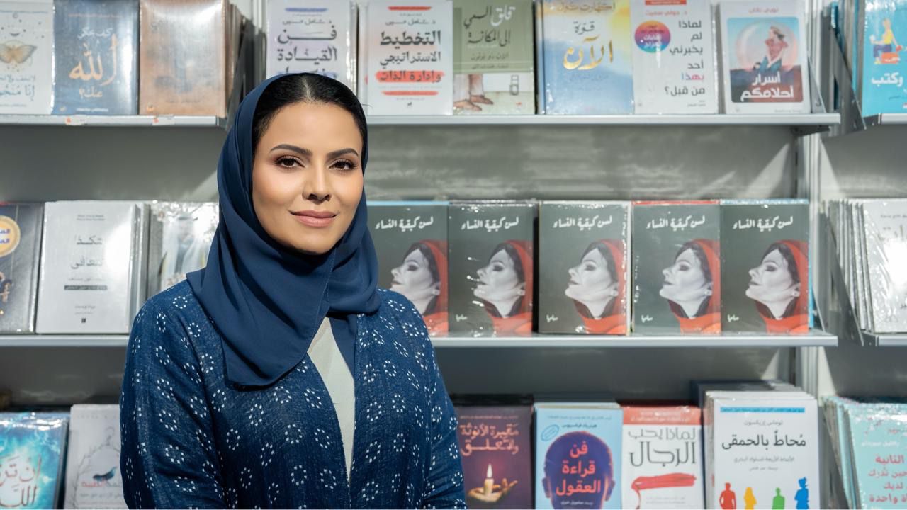 الكاتبة السعودية سامية الحربي توقع لسن كبقية النساء في معرض أبوظبي للكتاب