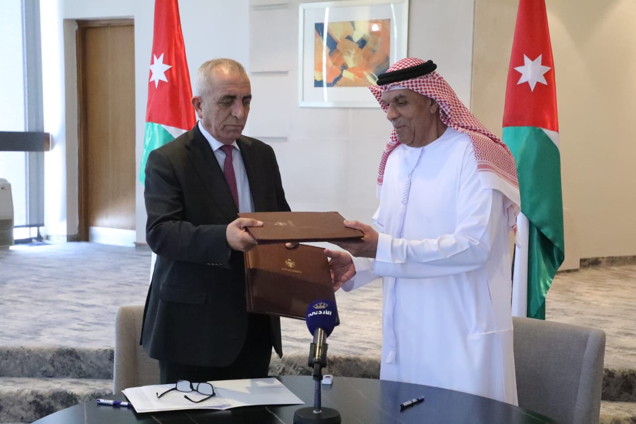 الرواشدة وأمين عام الهيئة العربية للمسرح اسماعيل عبدالله يوقعان اتفاقية الفنون الأدائية ومسرح الشباب الهواة في الأردن.