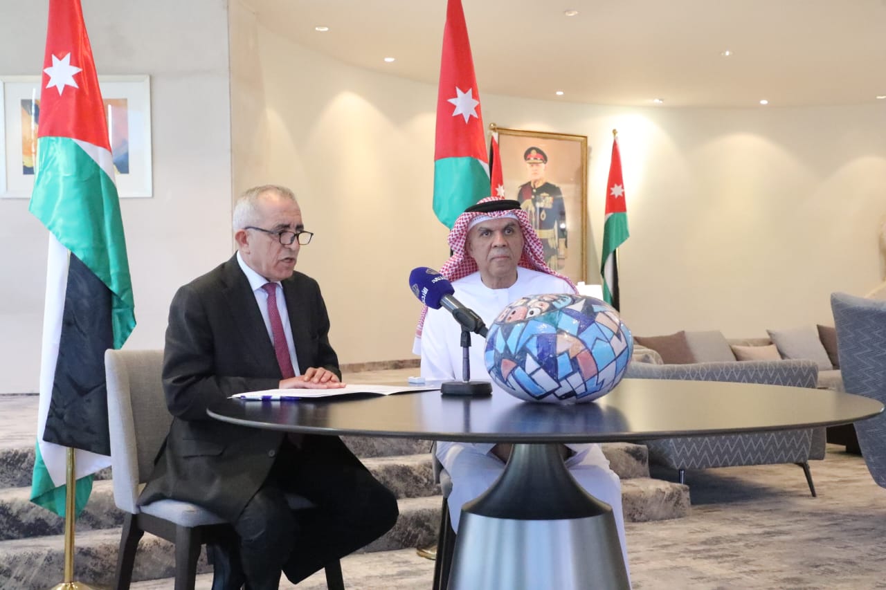 الرواشدة وأمين عام الهيئة العربية للمسرح اسماعيل عبدالله يوقعان اتفاقية الفنون الأدائية ومسرح الشباب الهواة في الأردن.