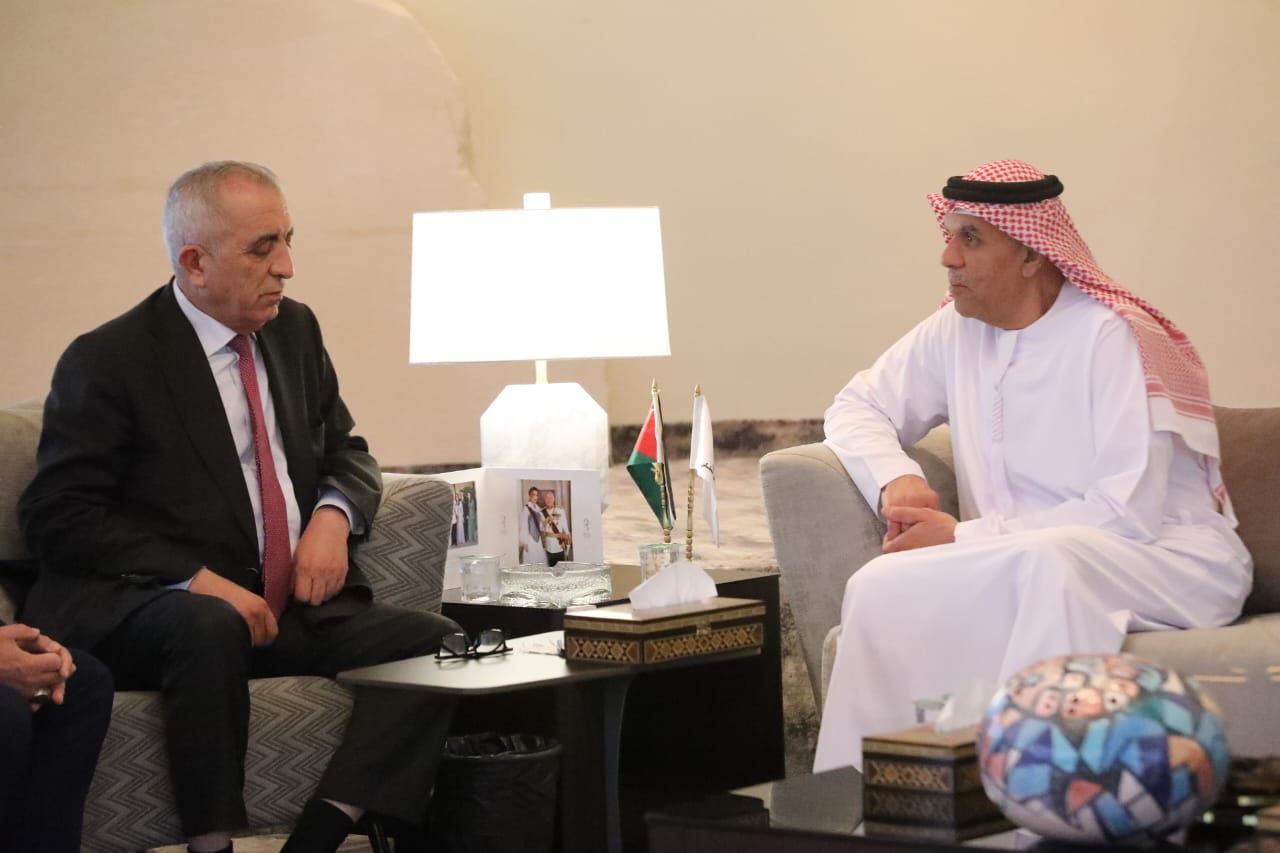 الرواشدة وأمين عام الهيئة العربية للمسرح اسماعيل عبدالله يوقعان اتفاقية الفنون الأدائية ومسرح الشباب الهواة في الأردن.