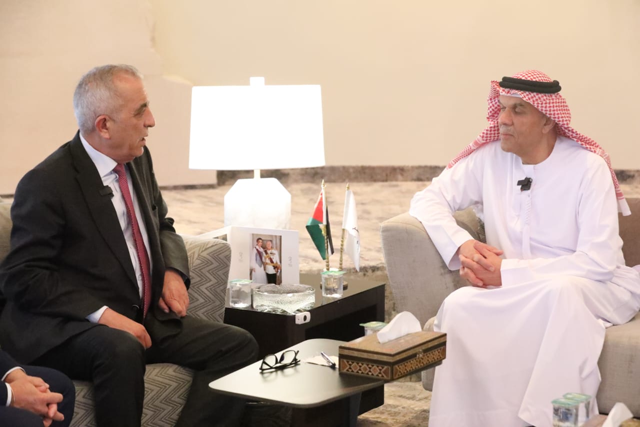 الرواشدة وأمين عام الهيئة العربية للمسرح اسماعيل عبدالله يوقعان اتفاقية الفنون الأدائية ومسرح الشباب الهواة في الأردن.