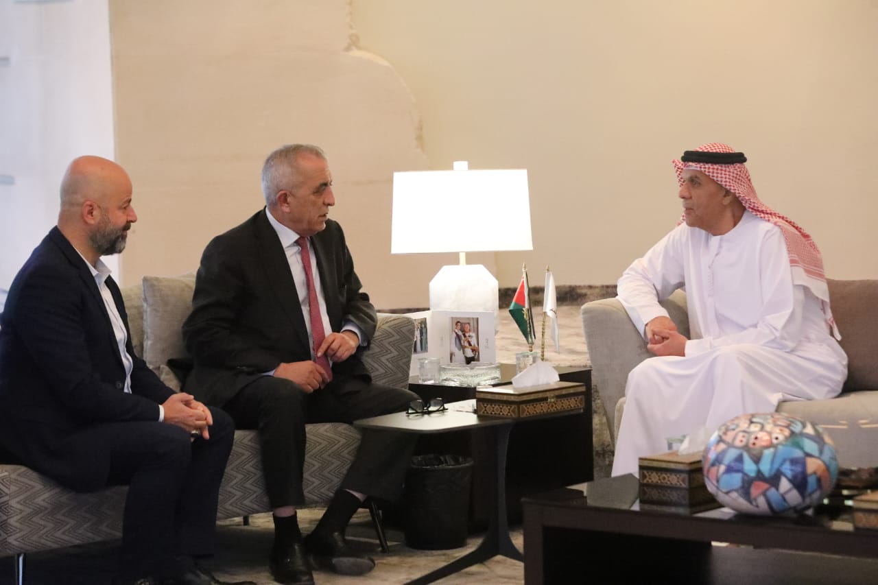 الرواشدة وأمين عام الهيئة العربية للمسرح اسماعيل عبدالله يوقعان اتفاقية الفنون الأدائية ومسرح الشباب الهواة في الأردن.