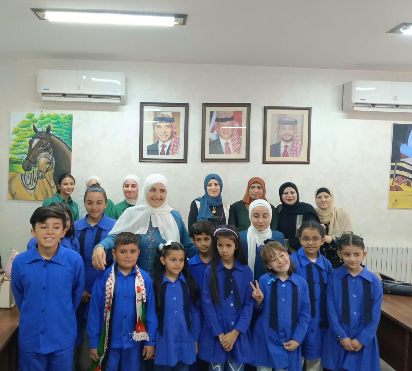 المومني تكرم الطلبة الفائزين في مسابقة Spelling Bee