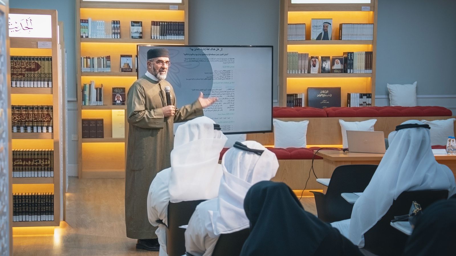 مجمع اللّغة العربيّة بالشّارقة يعزّز مهارات 25 موظّفًا بأساسيّات المراسلات الإداريّة