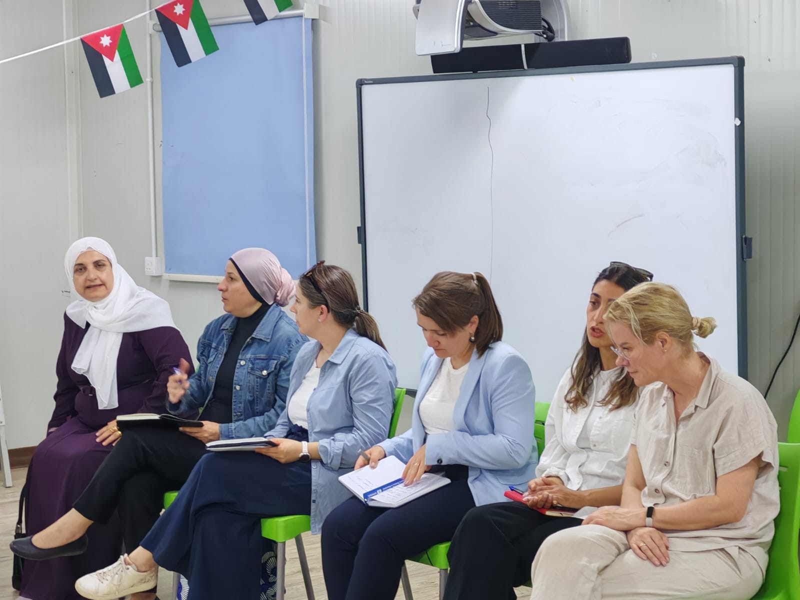 المومني تلتقي بعدد من ممثلي المنظمات والسفارات في مدرسة مخيزن الأساسية الأولى للبنات