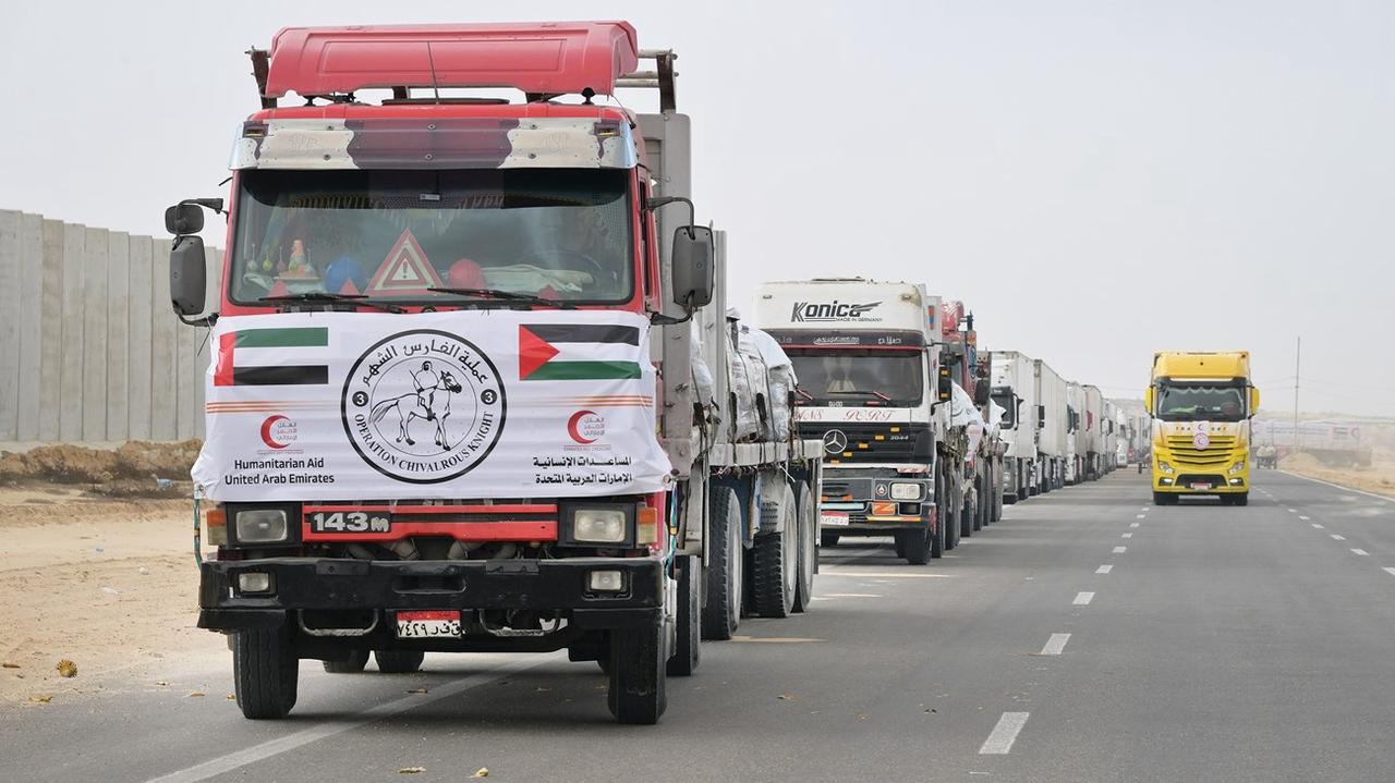 الجهود الدبلوماسية الإماراتية تثمر بإدخال أول شحنة مساعدات إنسانية إلى غزة بعد أكثر من 80 يوماً من الانقطاع