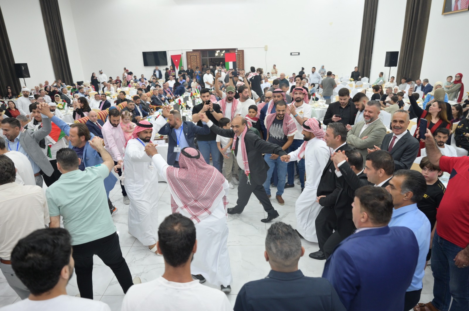 الجالية الأردنية في أبوظبي تحتفل بعيد الاستقلال الـ79 بحفل مهيب برعاية السفير نصار الحباشنة
