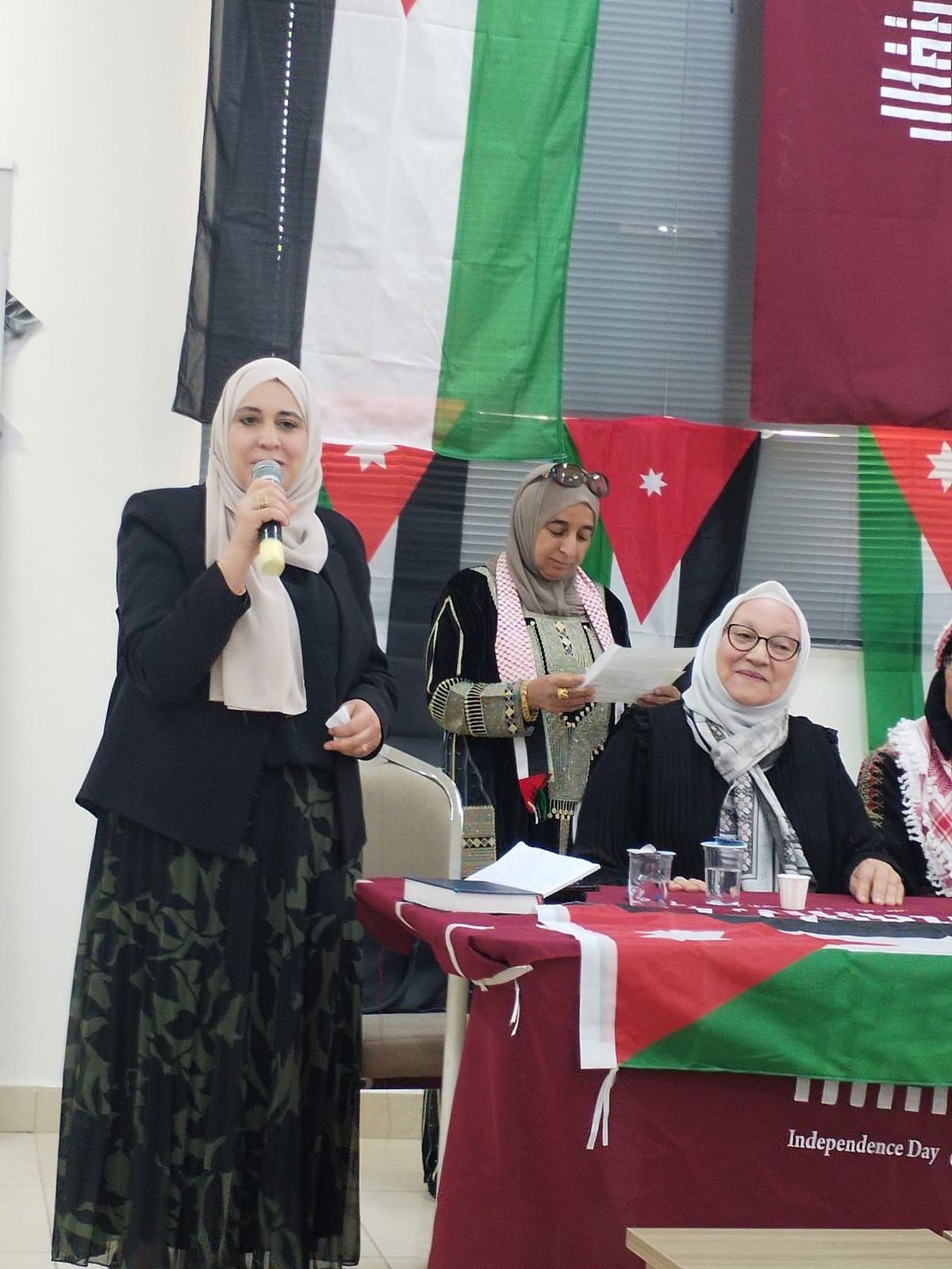 تجمع لجان المرأة وبالتشارك مع الاتحاد النسائي وجمعية اتحاد المرأة الأردنية في مادبا يحتفل بعيد الاستقلال