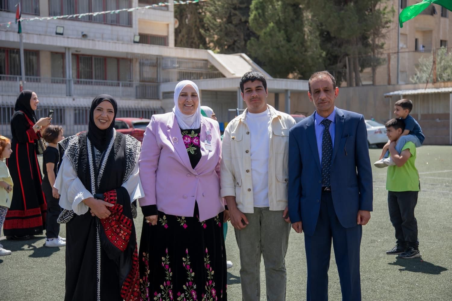 المدارس العمرية تحتفل بعيد الاستقلال برعاية عطوفة متصرف لواء الجامعة رامي البدر