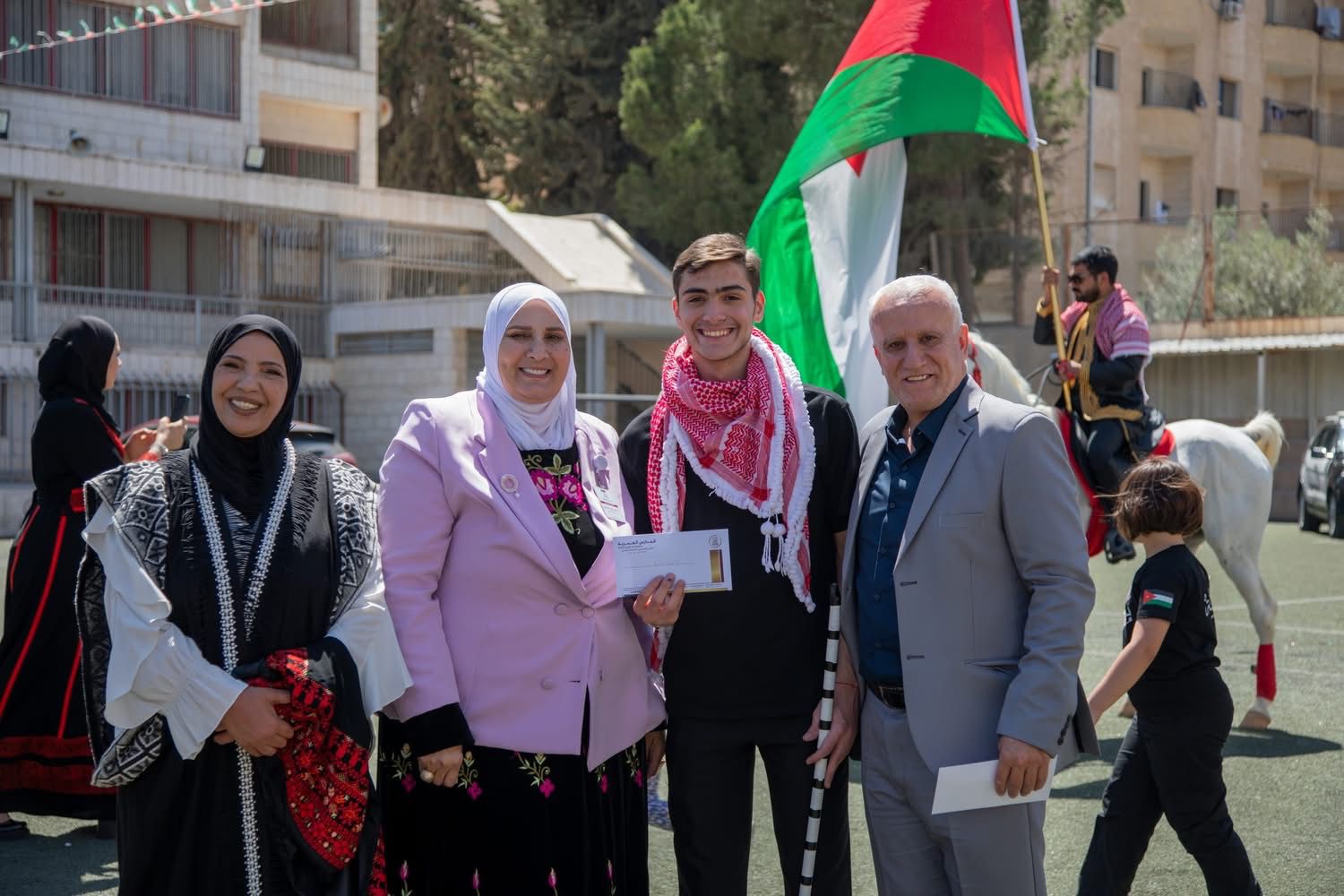 المدارس العمرية تحتفل بعيد الاستقلال برعاية عطوفة متصرف لواء الجامعة رامي البدر