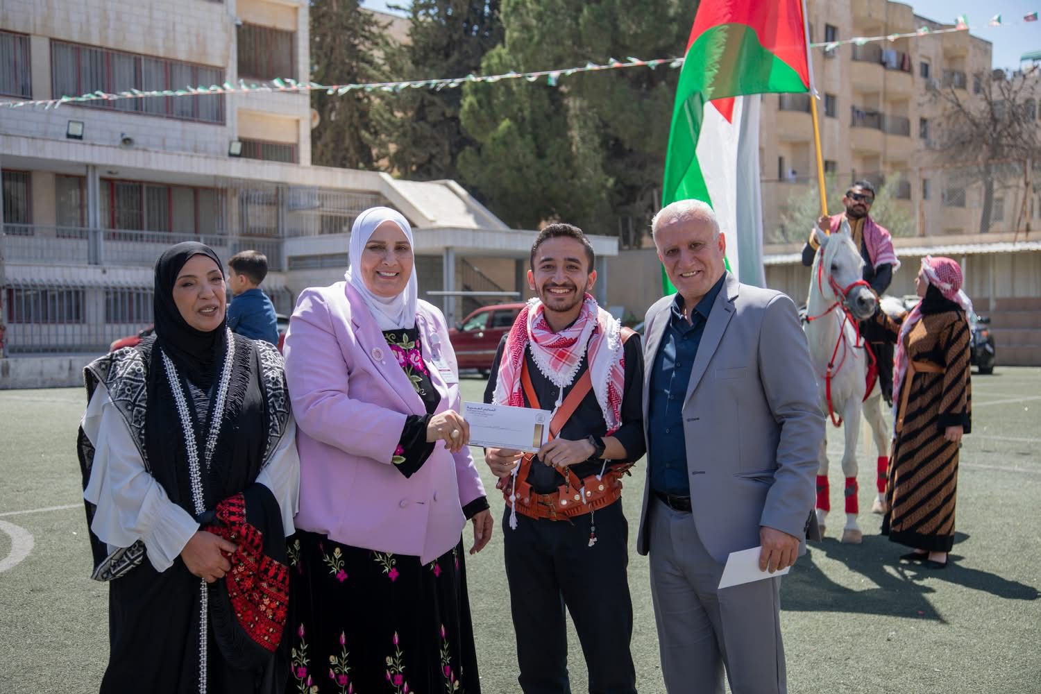 المدارس العمرية تحتفل بعيد الاستقلال برعاية عطوفة متصرف لواء الجامعة رامي البدر
