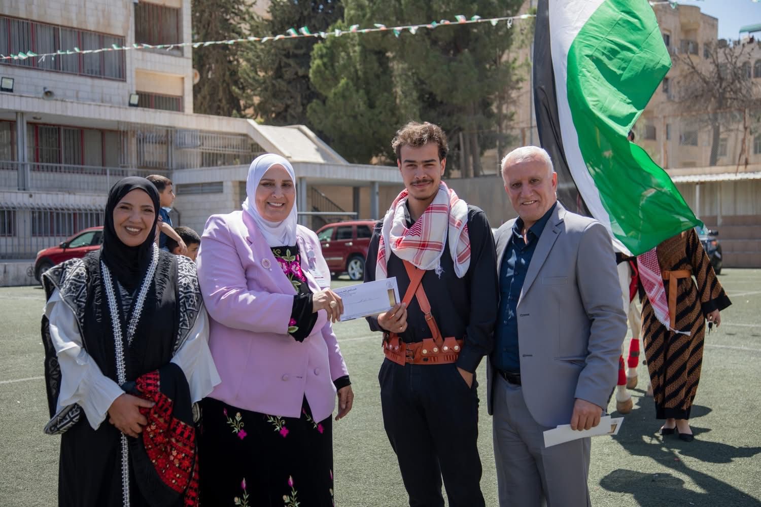 المدارس العمرية تحتفل بعيد الاستقلال برعاية عطوفة متصرف لواء الجامعة رامي البدر