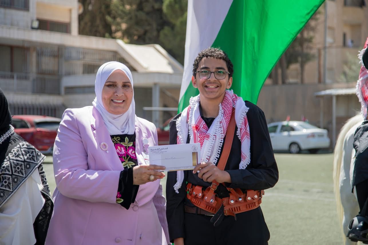 المدارس العمرية تحتفل بعيد الاستقلال برعاية عطوفة متصرف لواء الجامعة رامي البدر