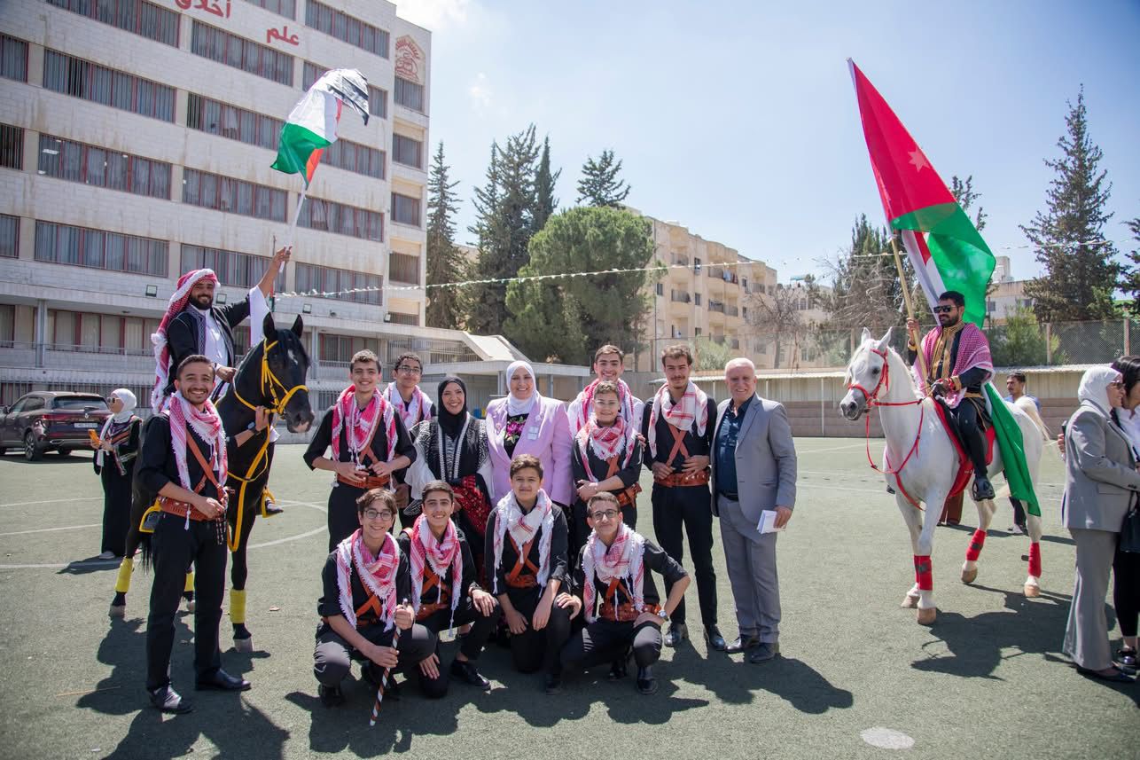 المدارس العمرية تحتفل بعيد الاستقلال برعاية عطوفة متصرف لواء الجامعة رامي البدر