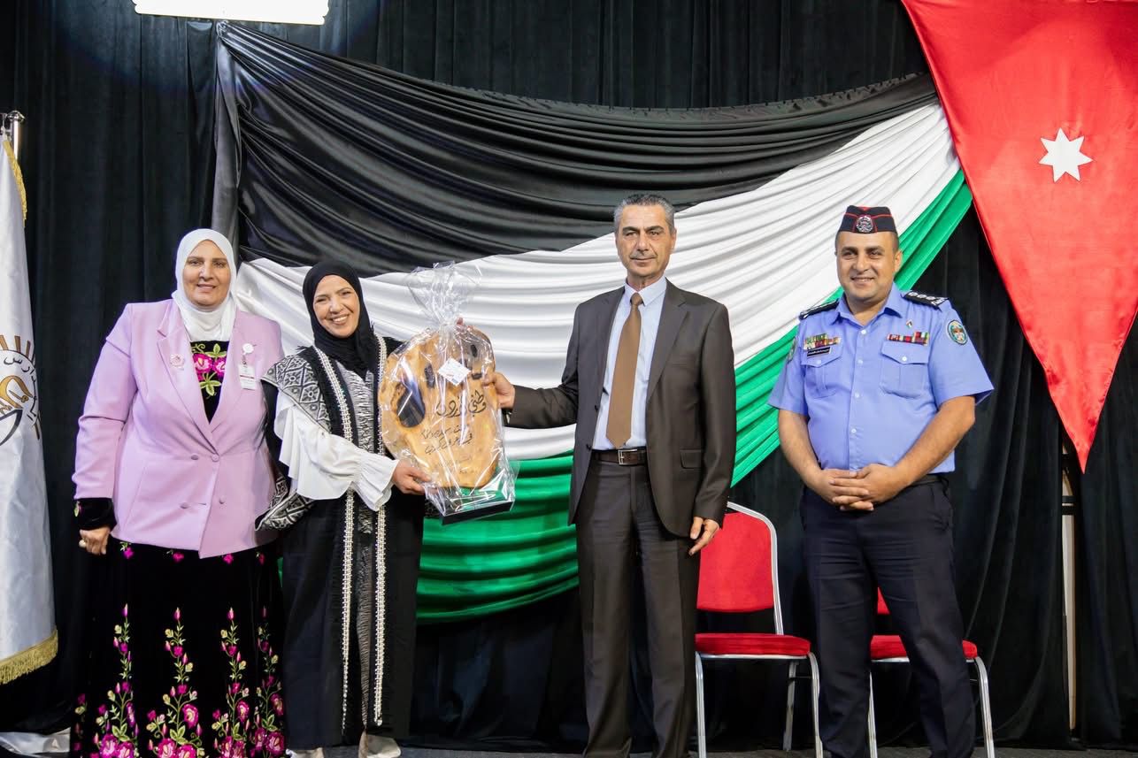 المدارس العمرية تحتفل بعيد الاستقلال برعاية عطوفة متصرف لواء الجامعة رامي البدر