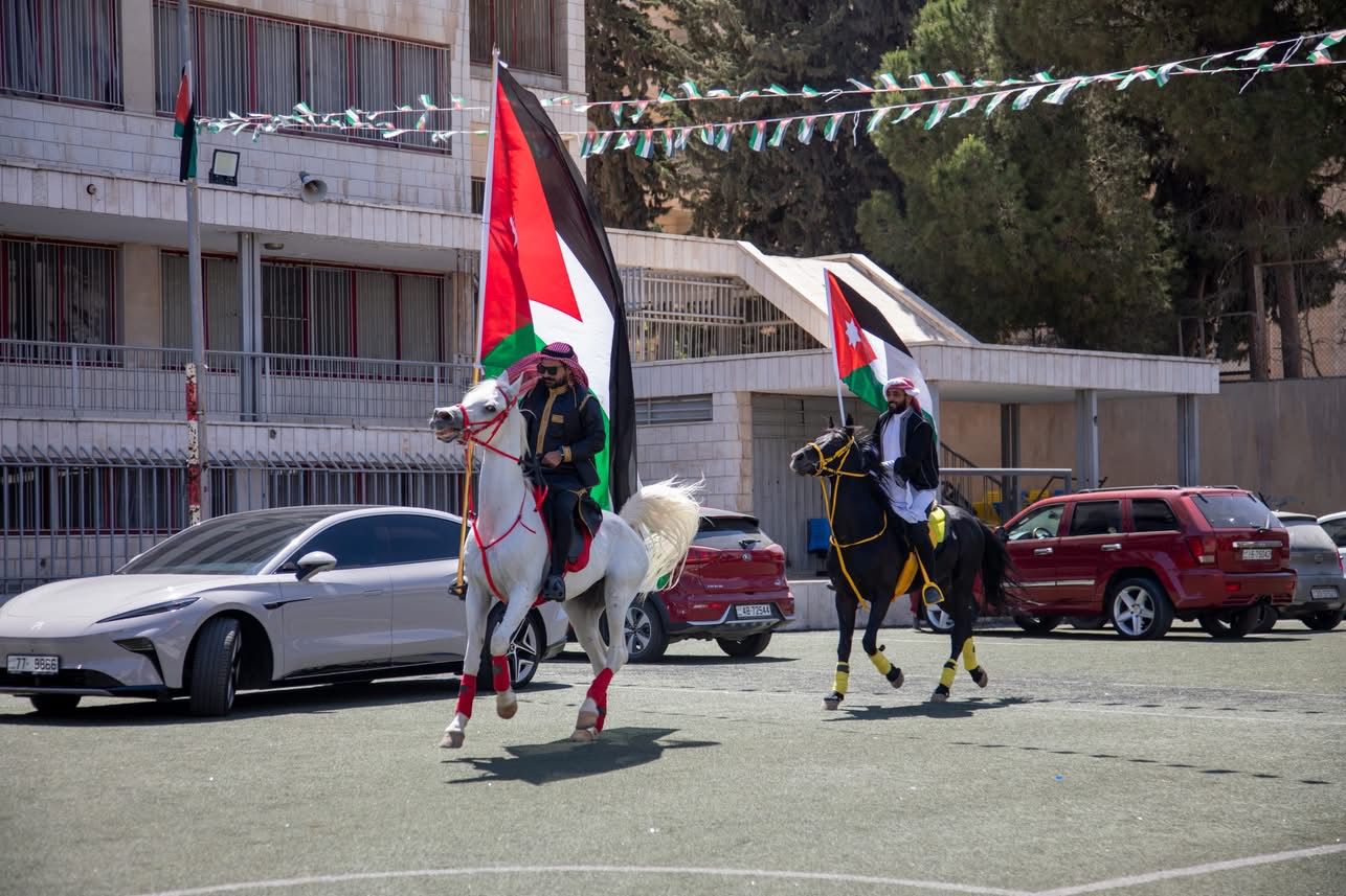 المدارس العمرية تحتفل بعيد الاستقلال برعاية عطوفة متصرف لواء الجامعة رامي البدر