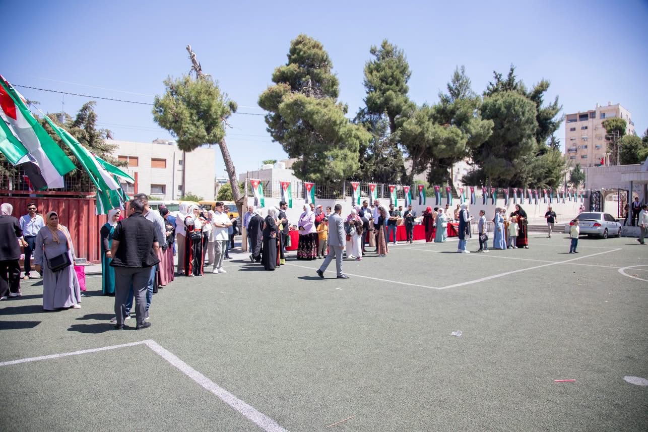 المدارس العمرية تحتفل بعيد الاستقلال برعاية عطوفة متصرف لواء الجامعة رامي البدر