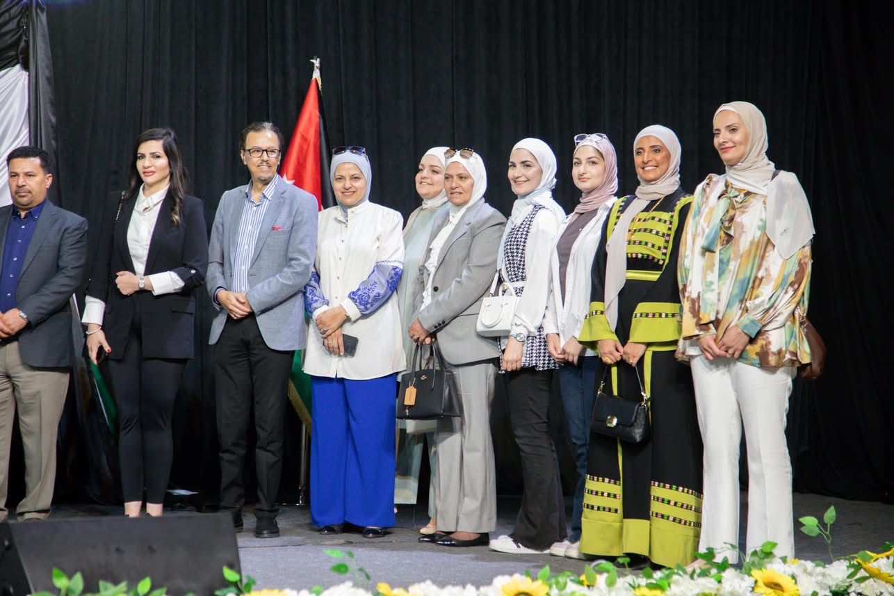 المدارس العمرية تحتفل بعيد الاستقلال برعاية عطوفة متصرف لواء الجامعة رامي البدر